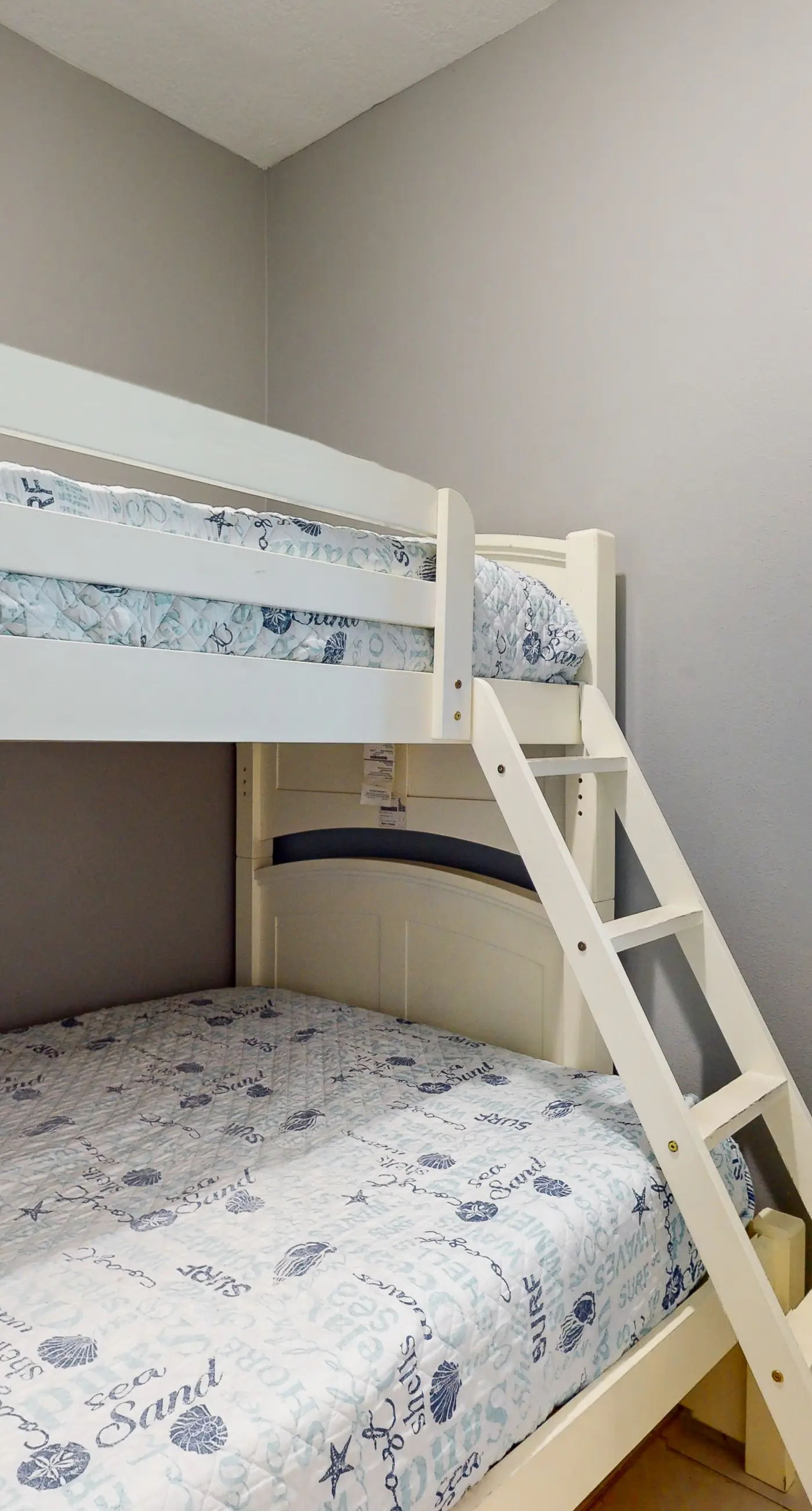 Beachfront condo with amazing views, multiple on-site pools & hot tubs