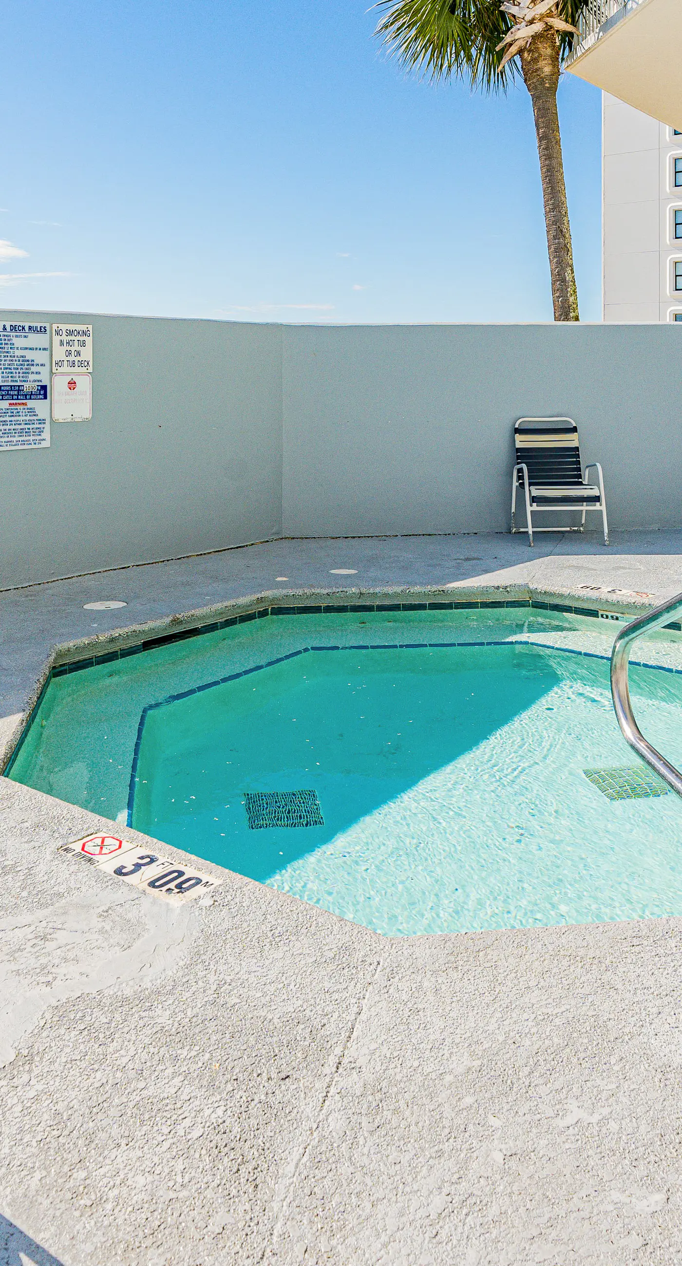 Beachfront condo with amazing views, multiple on-site pools & hot tubs