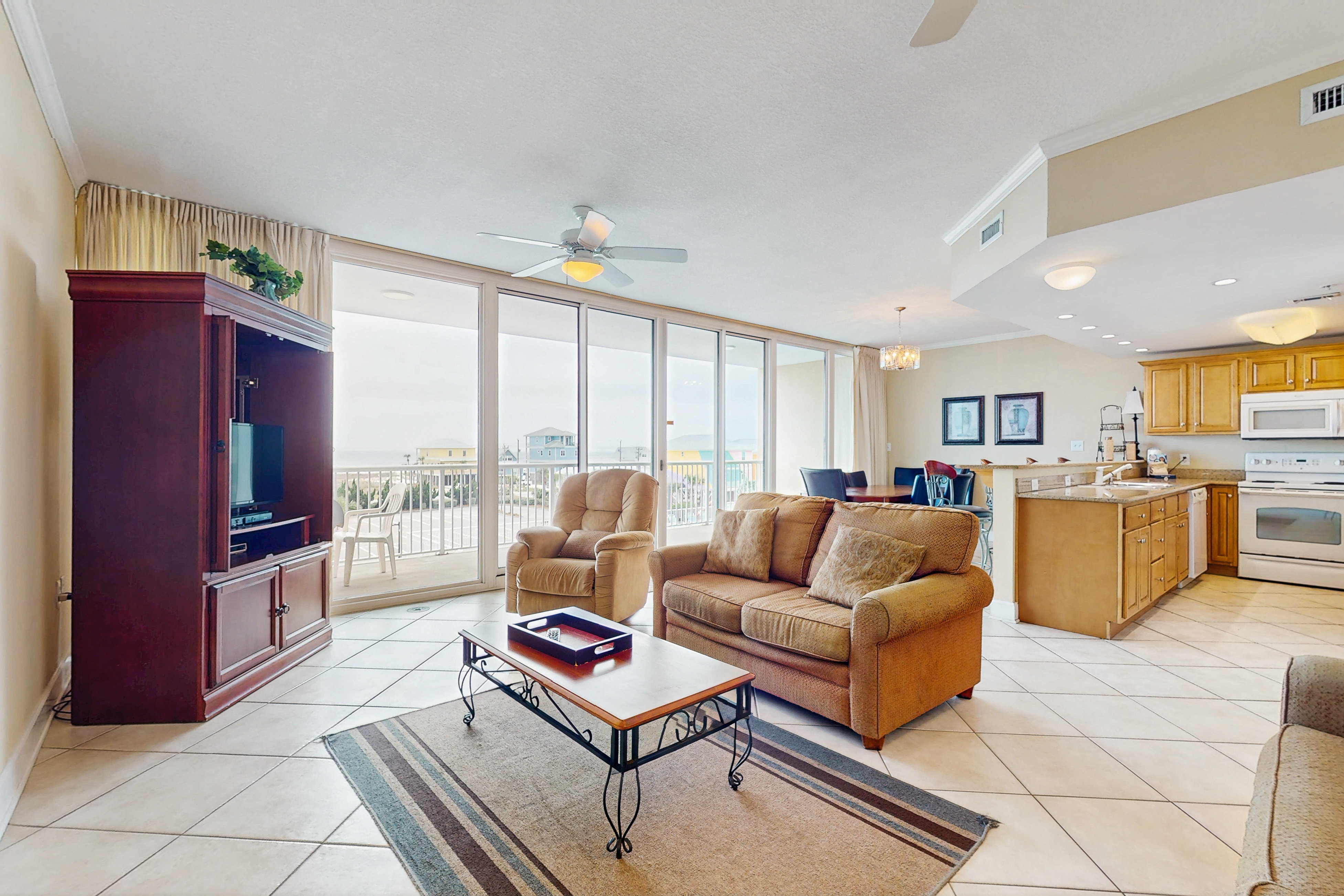 Gulf condo w/ private balcony, stunning views, pools, & sauna