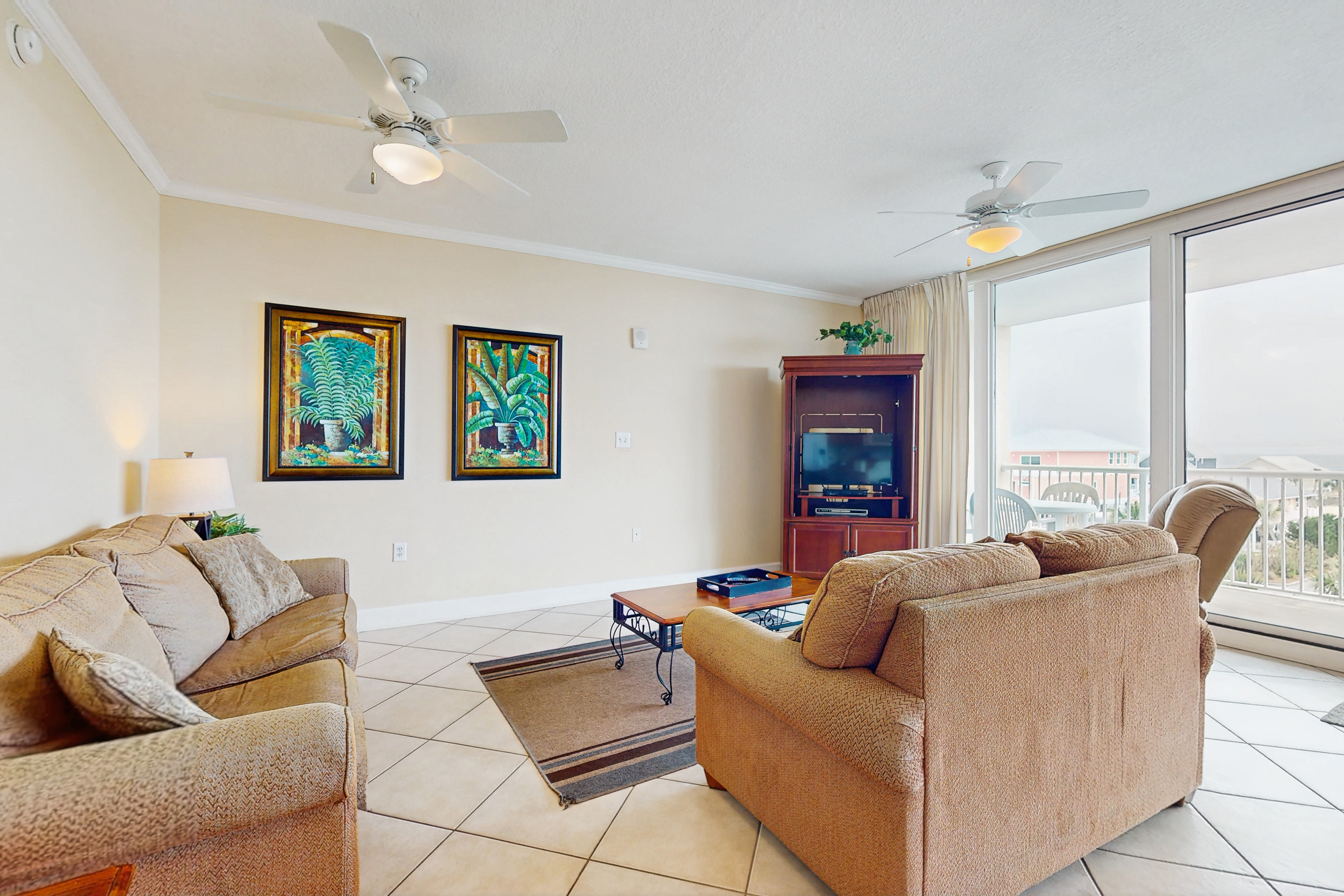 Gulf condo w/ private balcony, stunning views, pools, & sauna