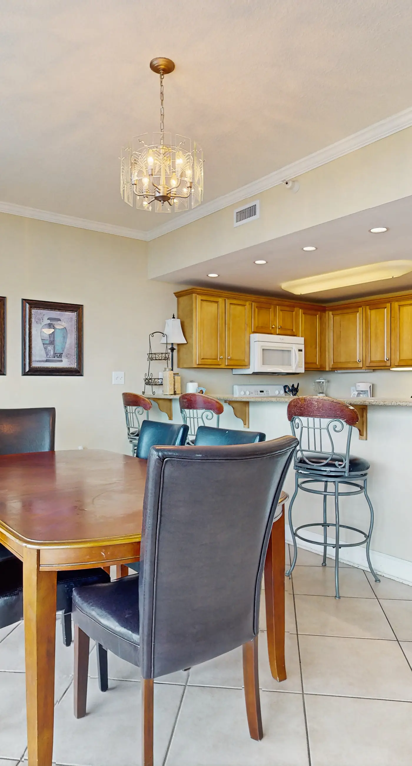 Gulf condo w/ private balcony, stunning views, pools, & sauna