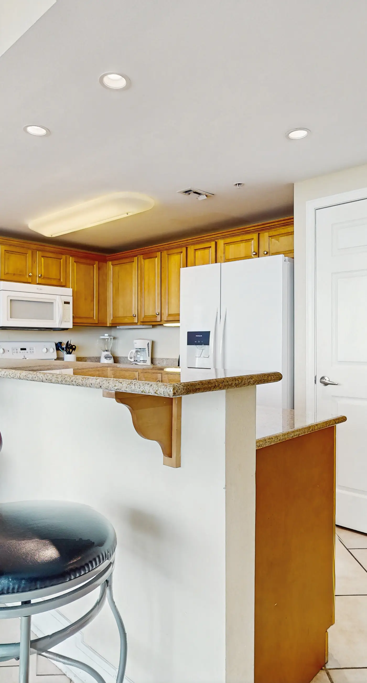 Gulf condo w/ private balcony, stunning views, pools, & sauna