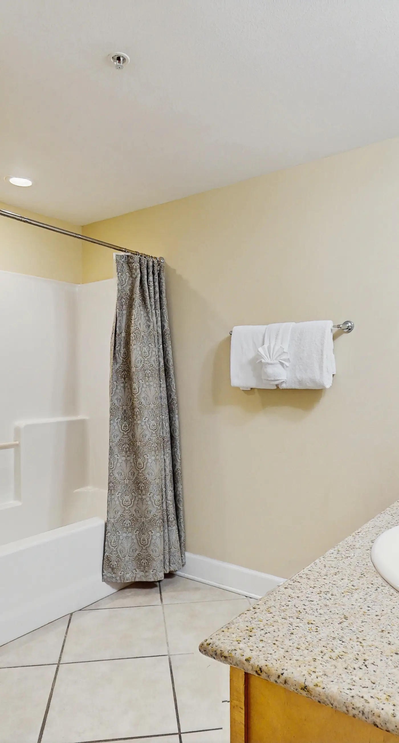 Gulf condo w/ private balcony, stunning views, pools, & sauna