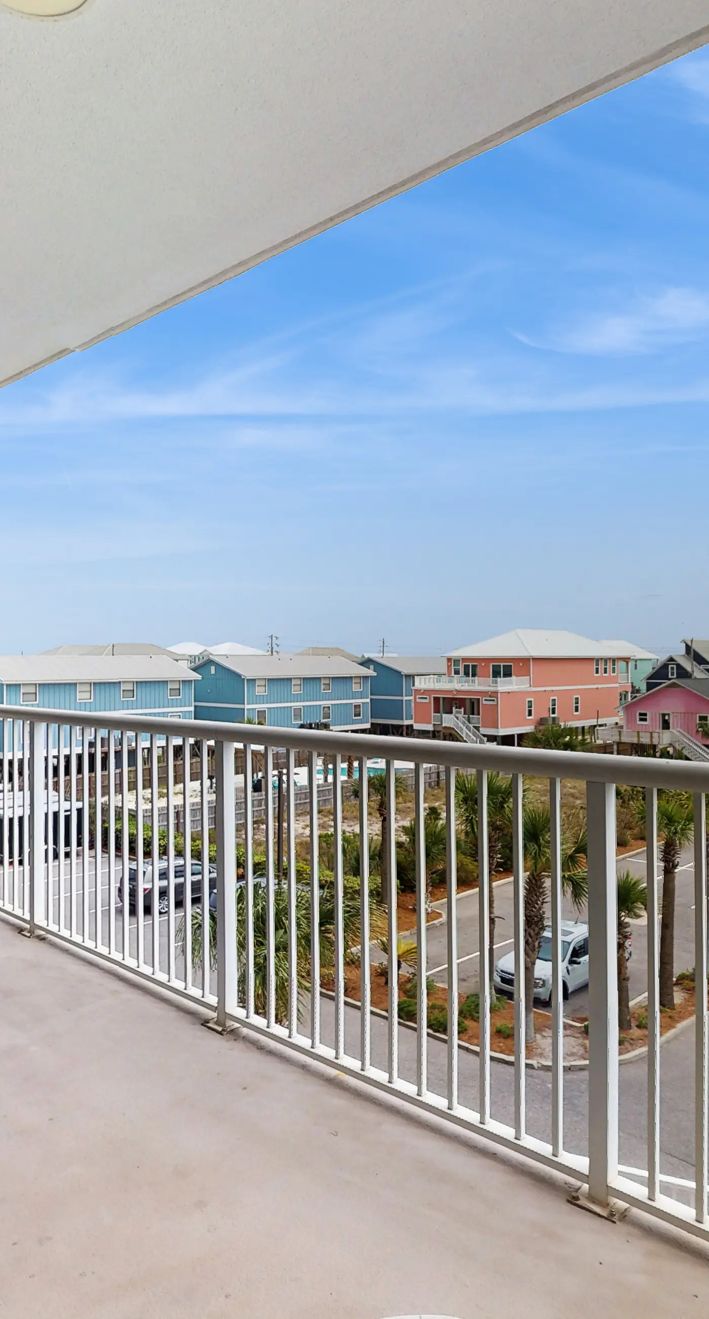 Gulf condo w/ private balcony, stunning views, pools, & sauna