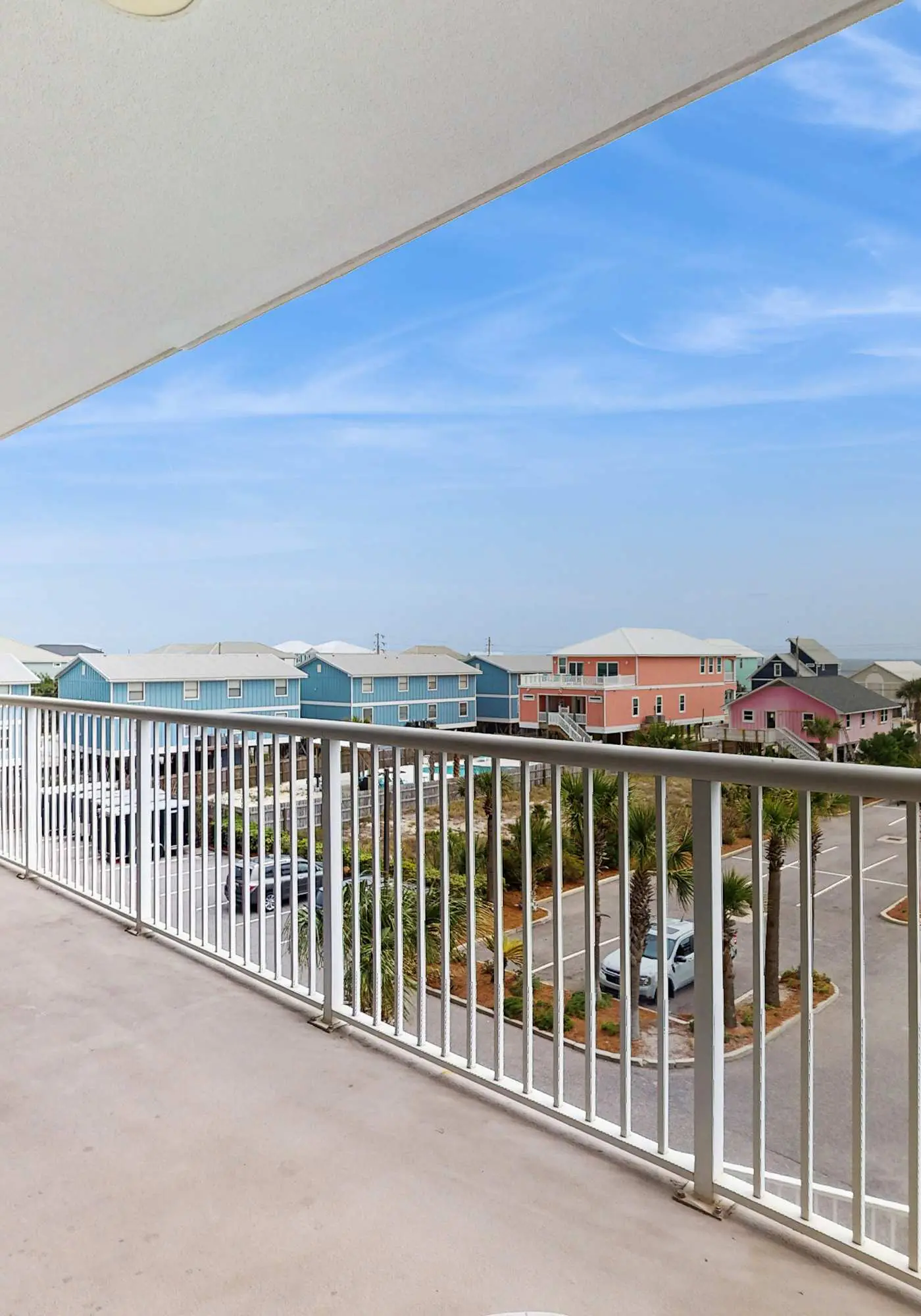 Gulf condo w/ private balcony, stunning views, pools, & sauna
