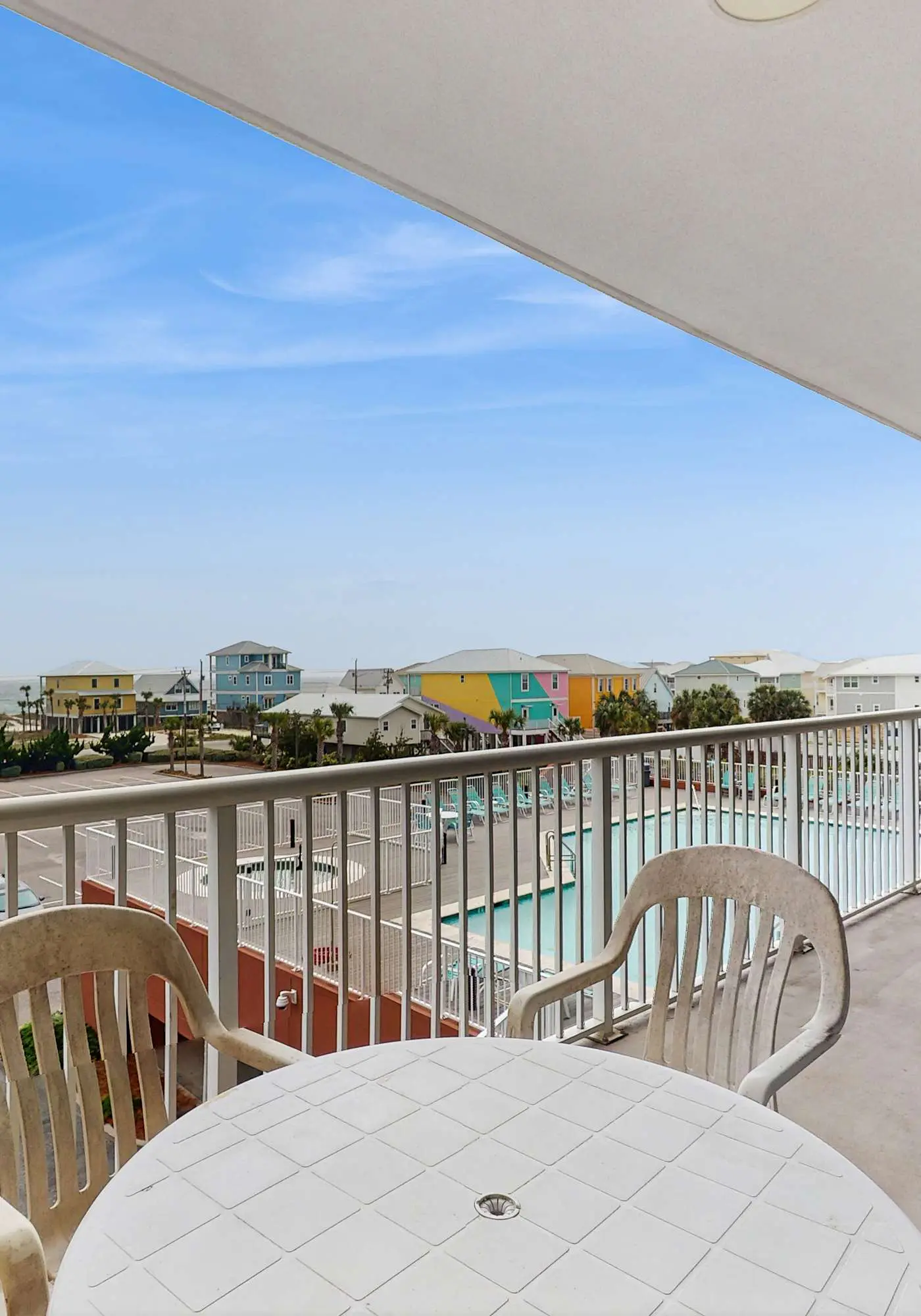 Gulf condo w/ private balcony, stunning views, pools, & sauna