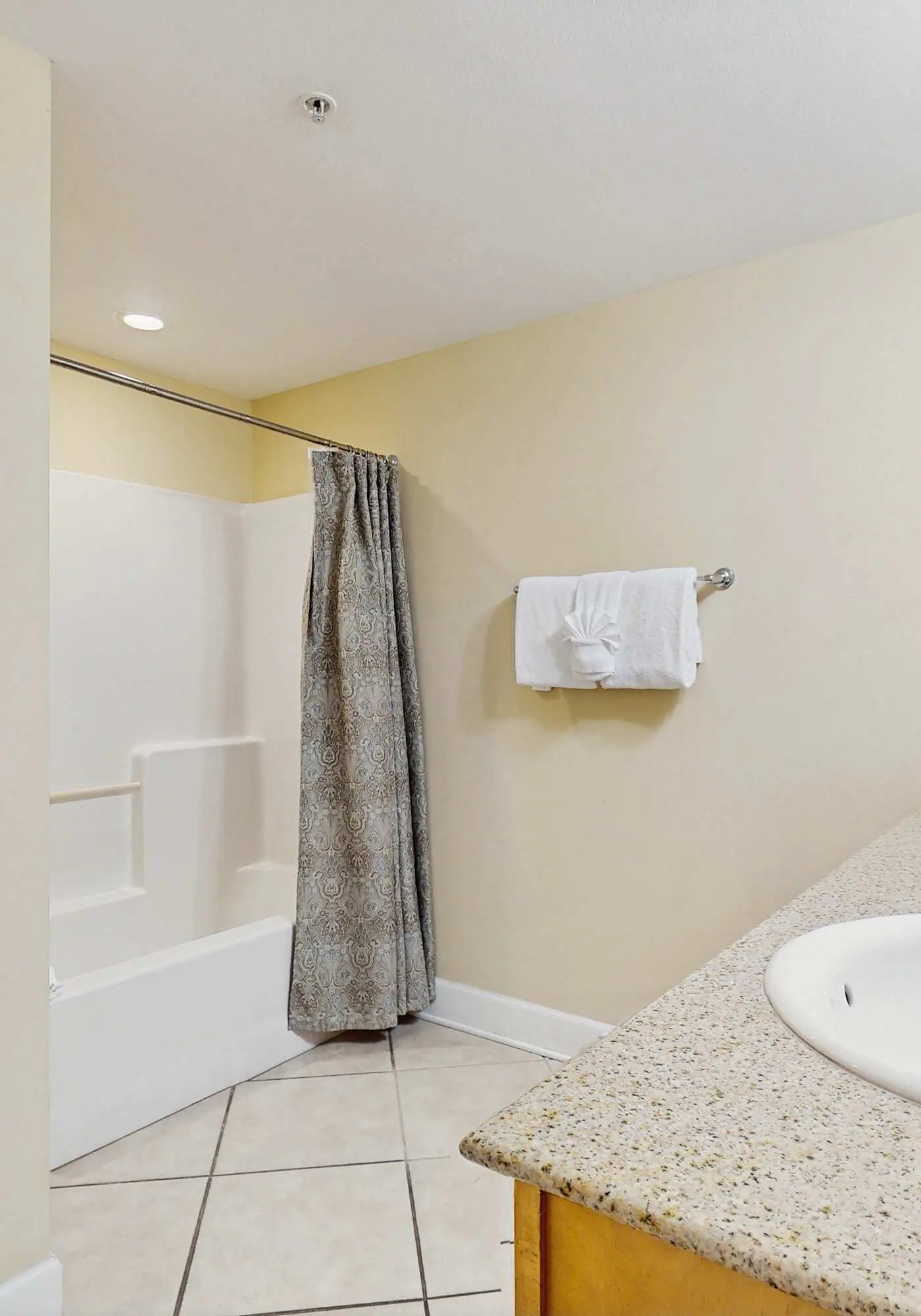 Gulf condo w/ private balcony, stunning views, pools, & sauna