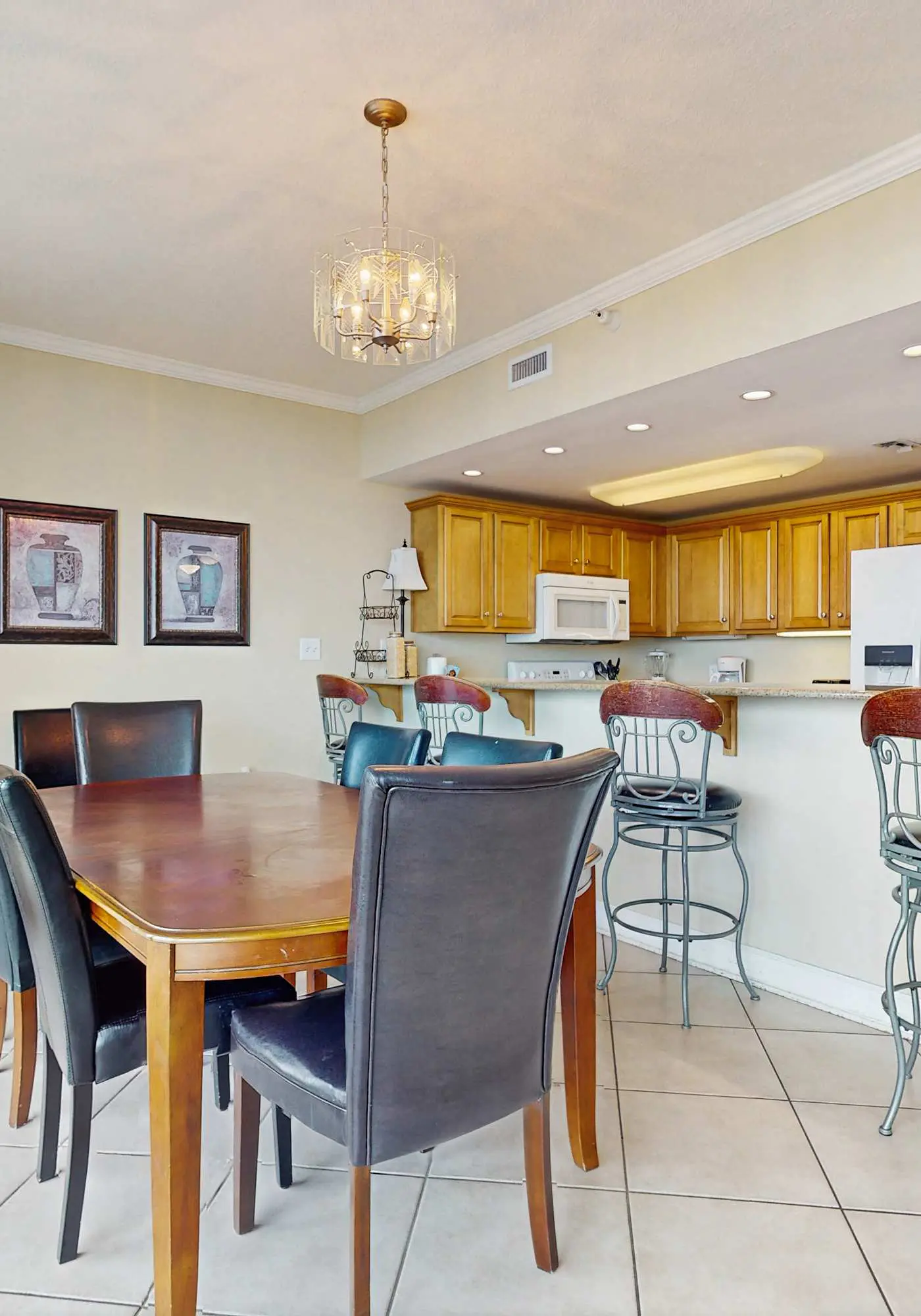 Gulf condo w/ private balcony, stunning views, pools, & sauna