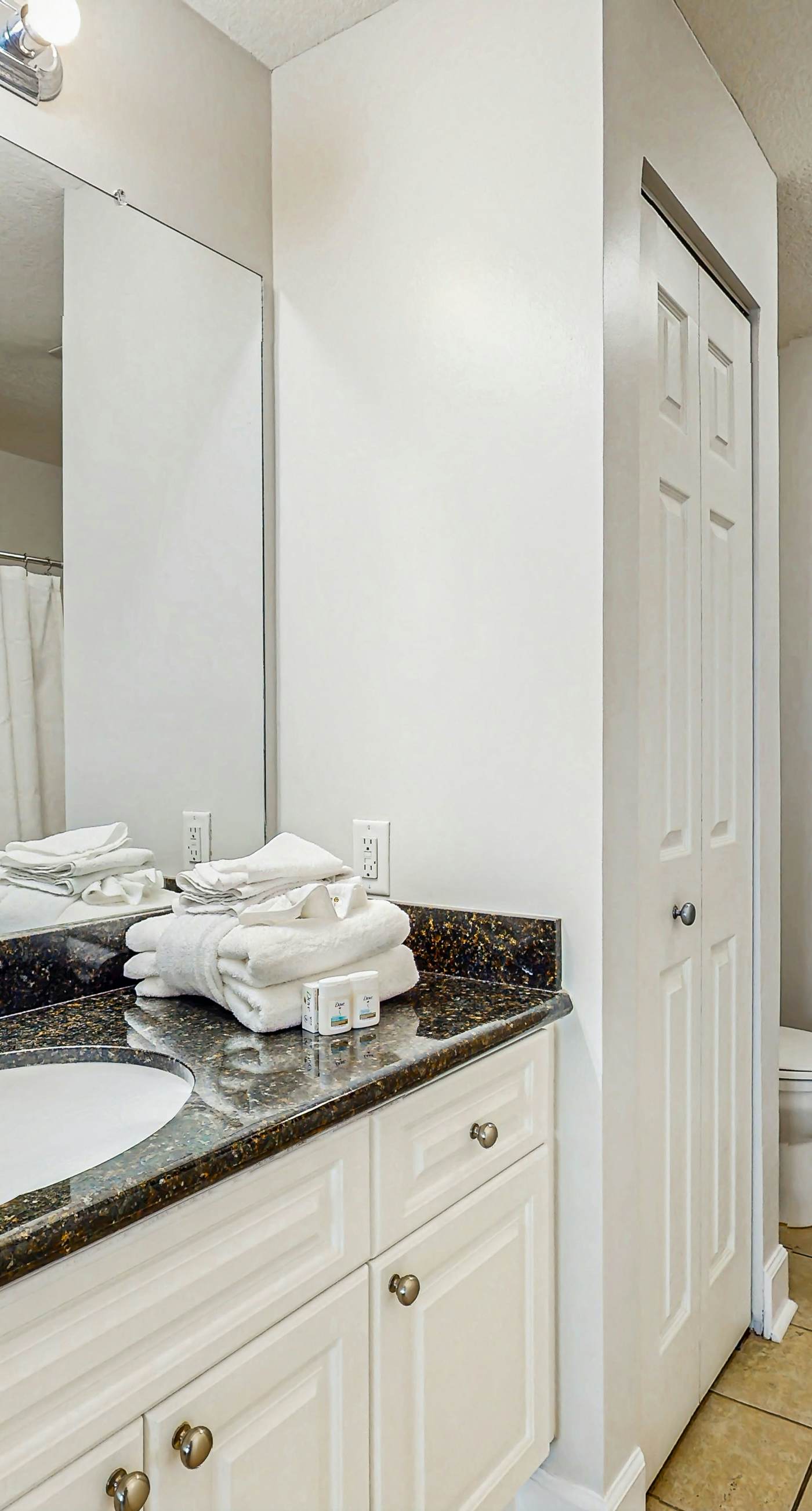 Gulf front condo with community outdoor & indoor pool, hot tub & fitness center