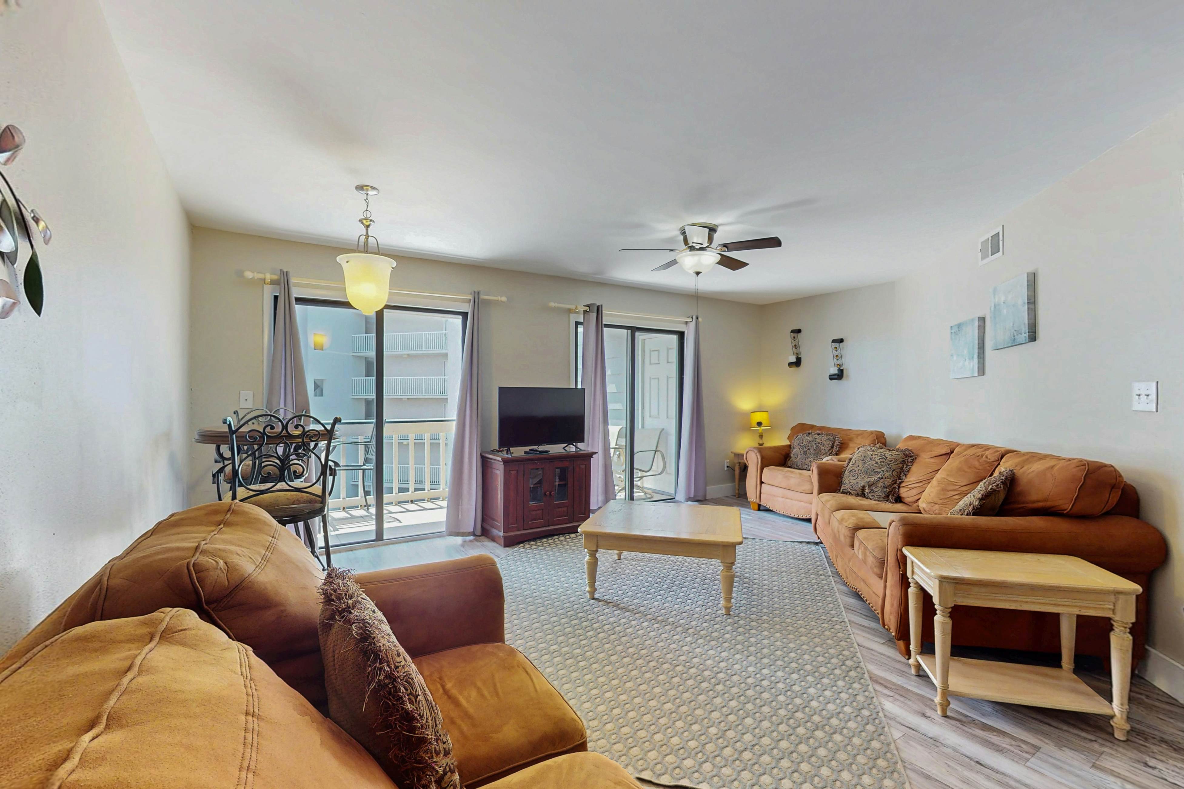 Vibrant, waterfront getaway with beach access, outdoor pool, BBQ, balcony