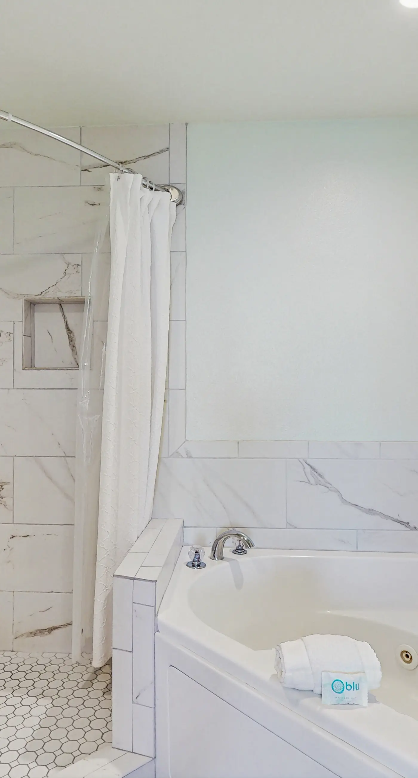 Gulf front beach condo with multiple community pools & sauna