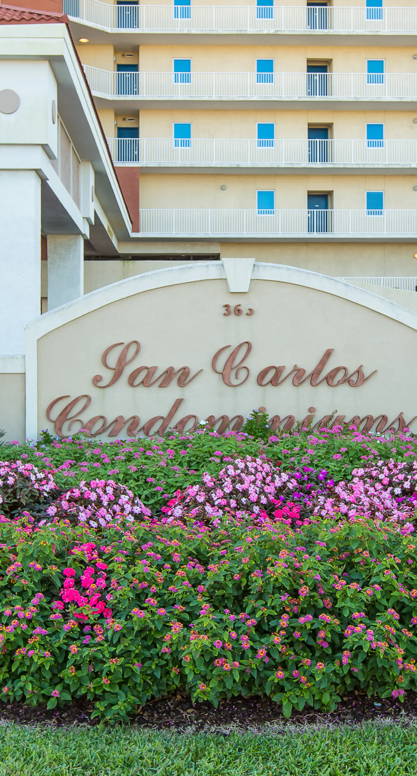 Gulf front beach condo with multiple community pools & sauna