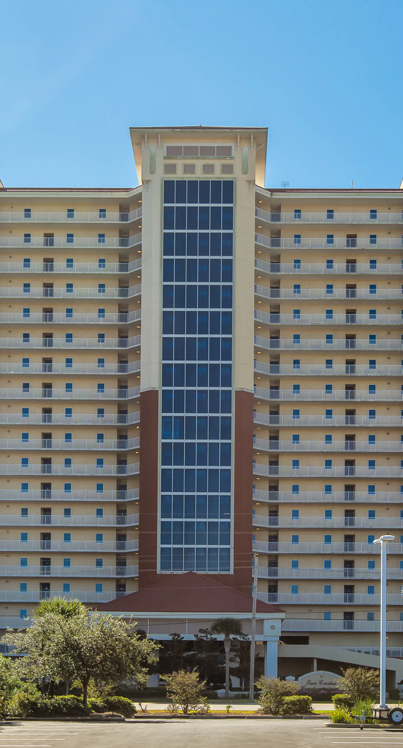 Gulf front beach condo with multiple community pools & sauna