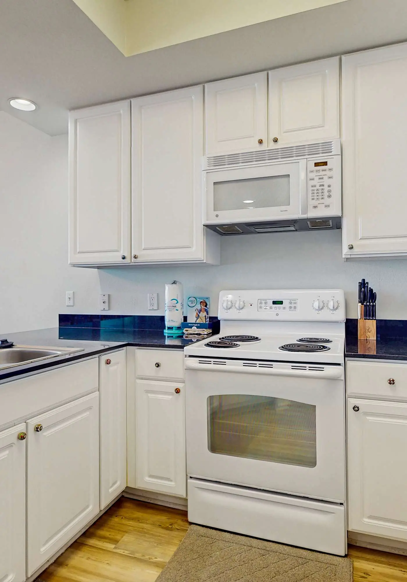 Gulf front beach condo with multiple community pools & sauna