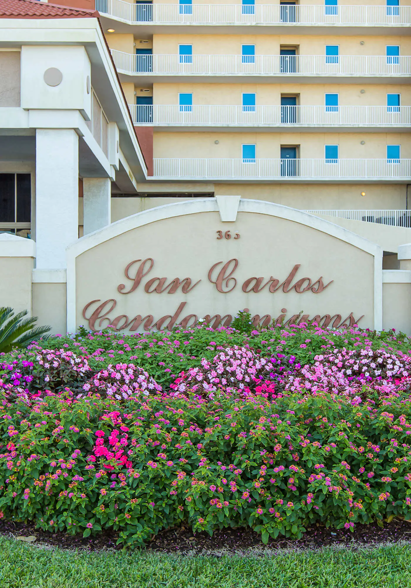 Gulf front beach condo with multiple community pools & sauna