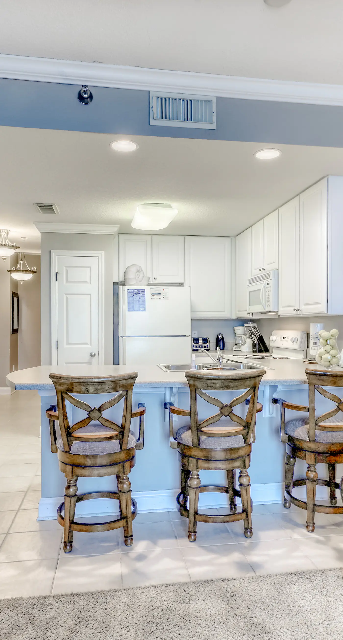 Gulf-front condo w/ private balcony & shared pools, hot tubs & gym