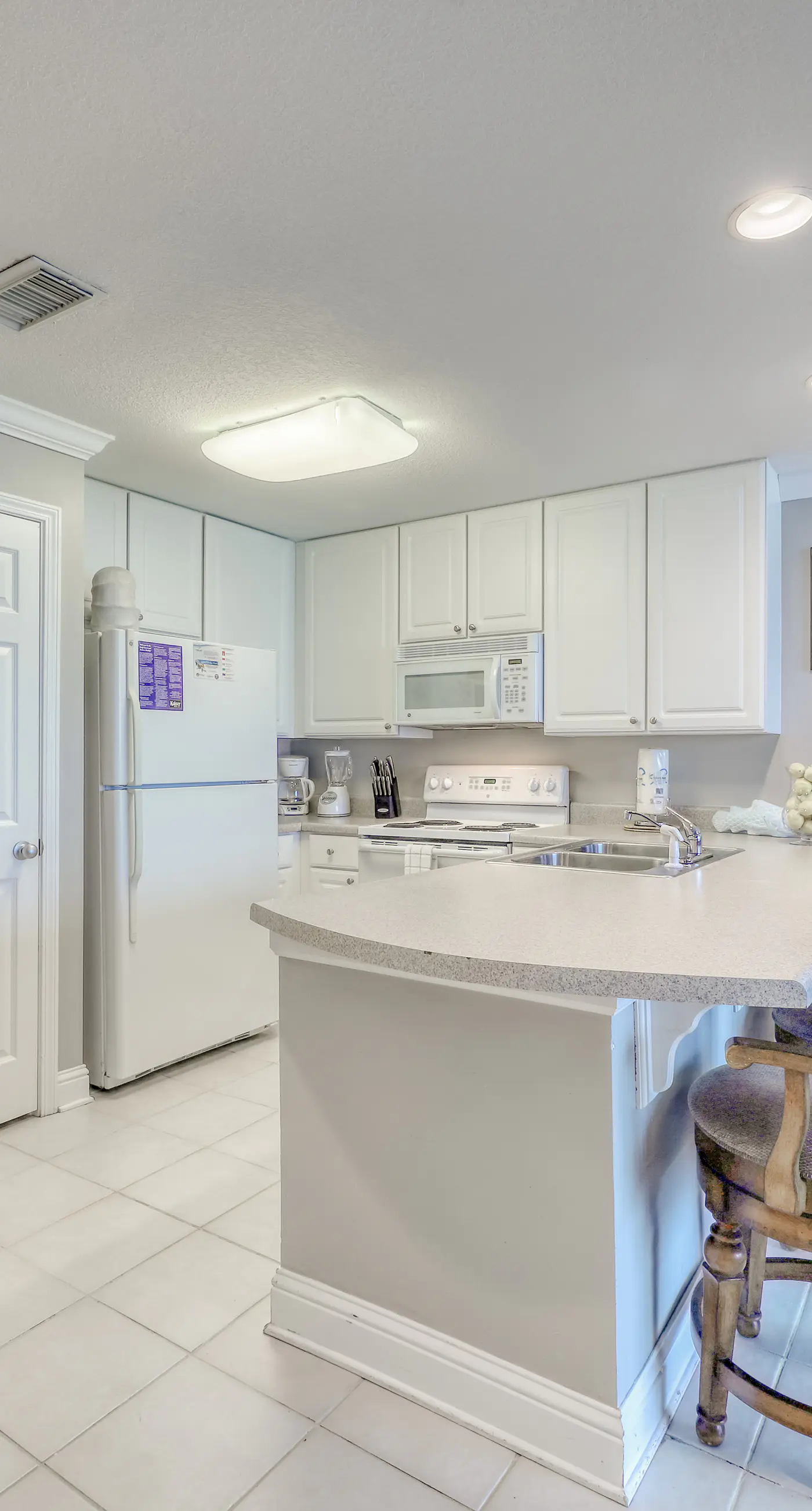 Gulf-front condo w/ private balcony & shared pools, hot tubs & gym