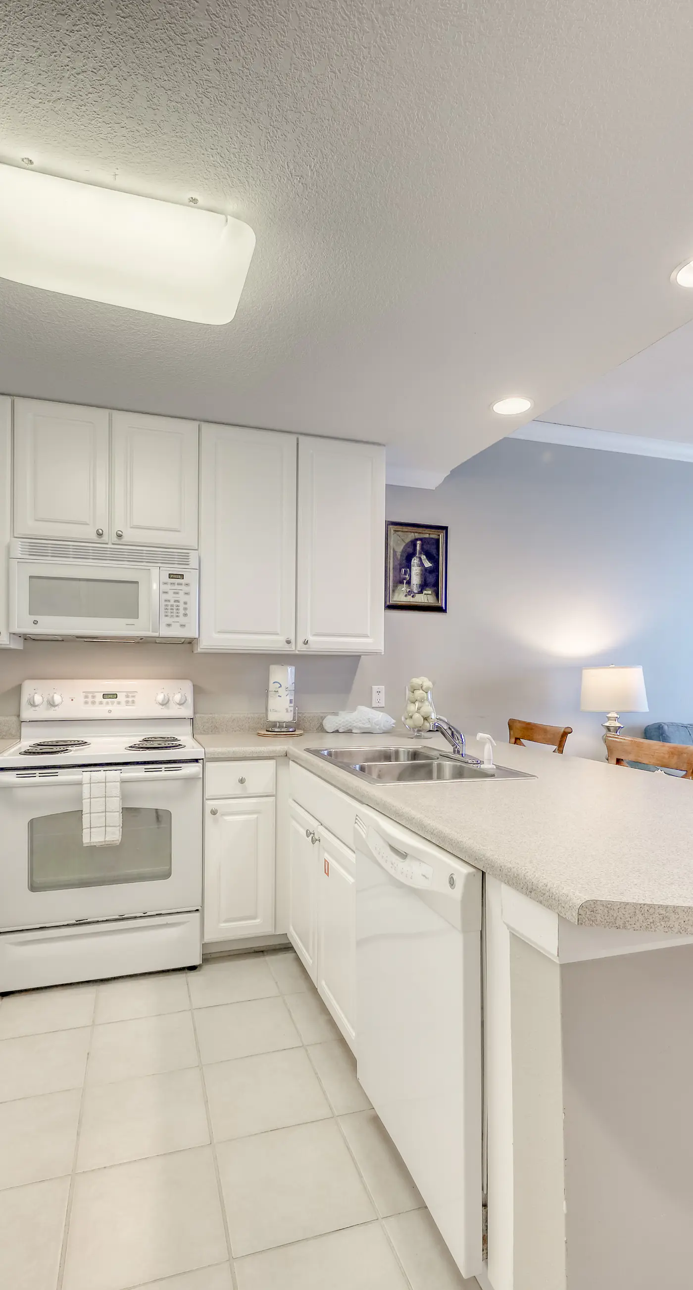 Gulf-front condo w/ private balcony & shared pools, hot tubs & gym