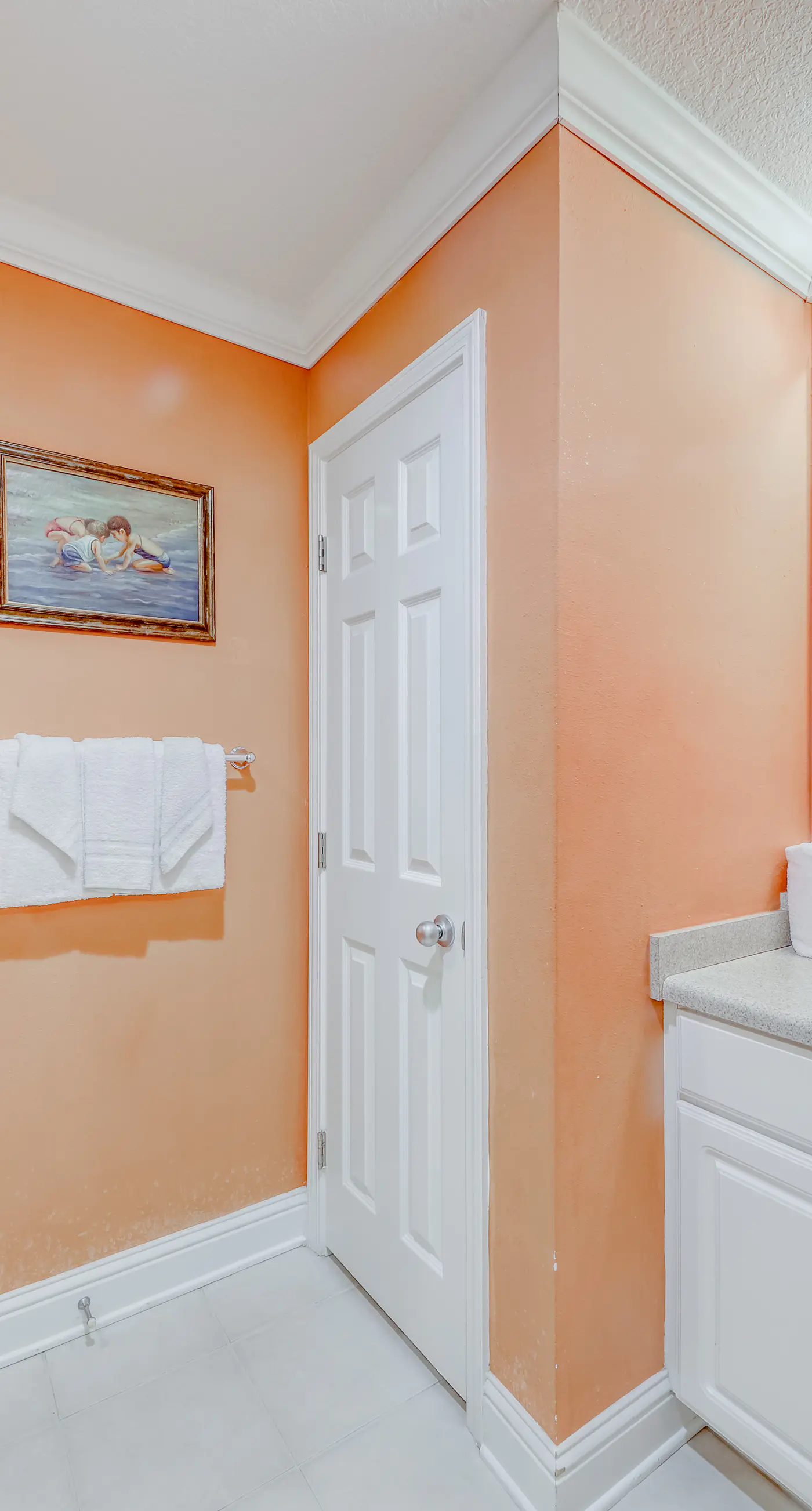 Gulf-front condo w/ private balcony & shared pools, hot tubs & gym