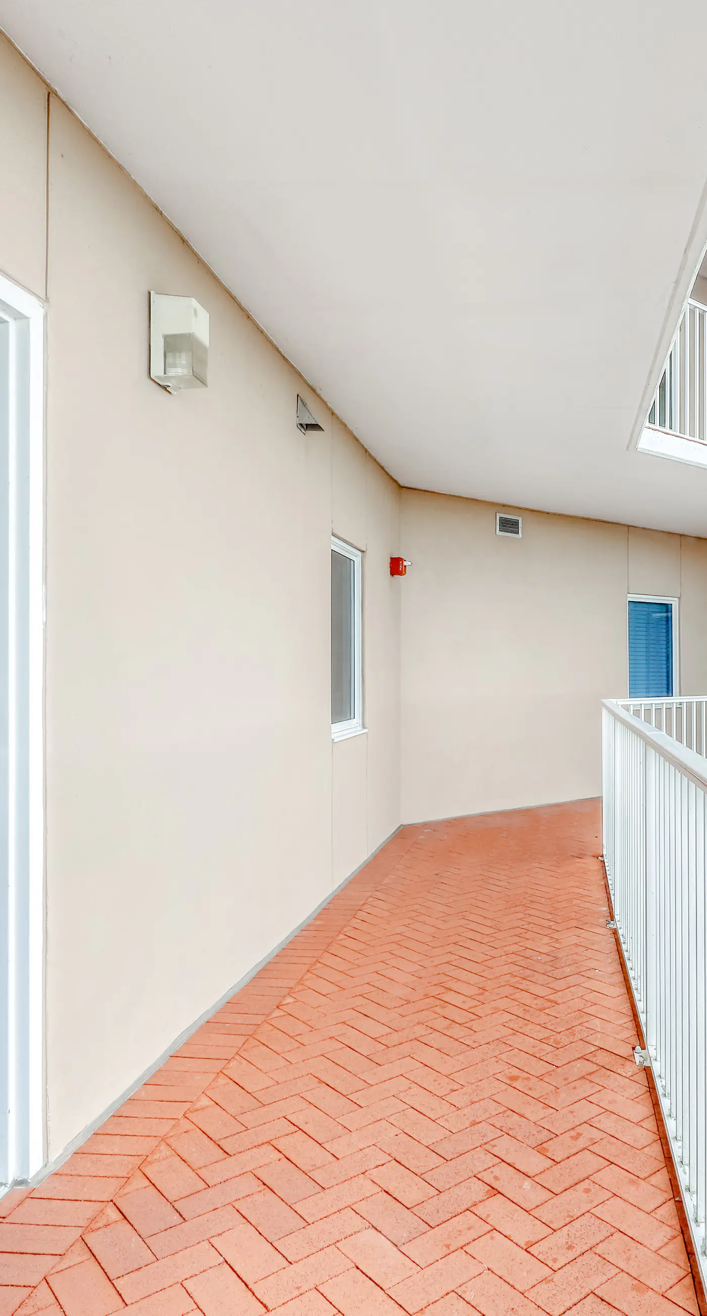 Gulf-front condo w/ private balcony & shared pools, hot tubs & gym