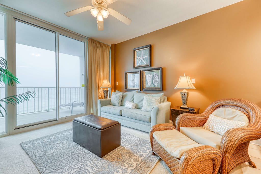 Beachfront condo w/ balcony, indoor & outdoor pools, sauna & hot tubs