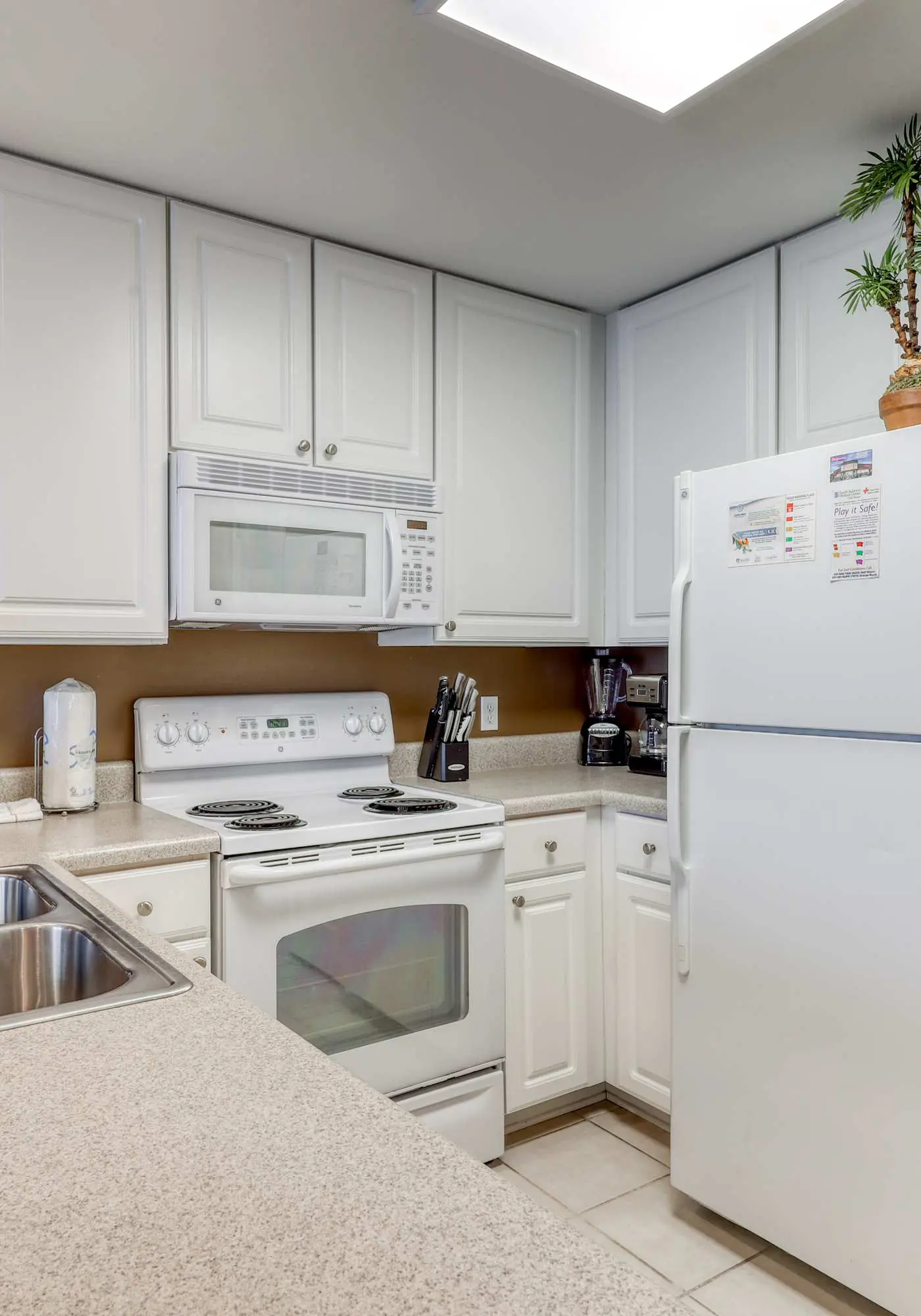 Beachfront condo w/ balcony, indoor & outdoor pools, sauna & hot tubs