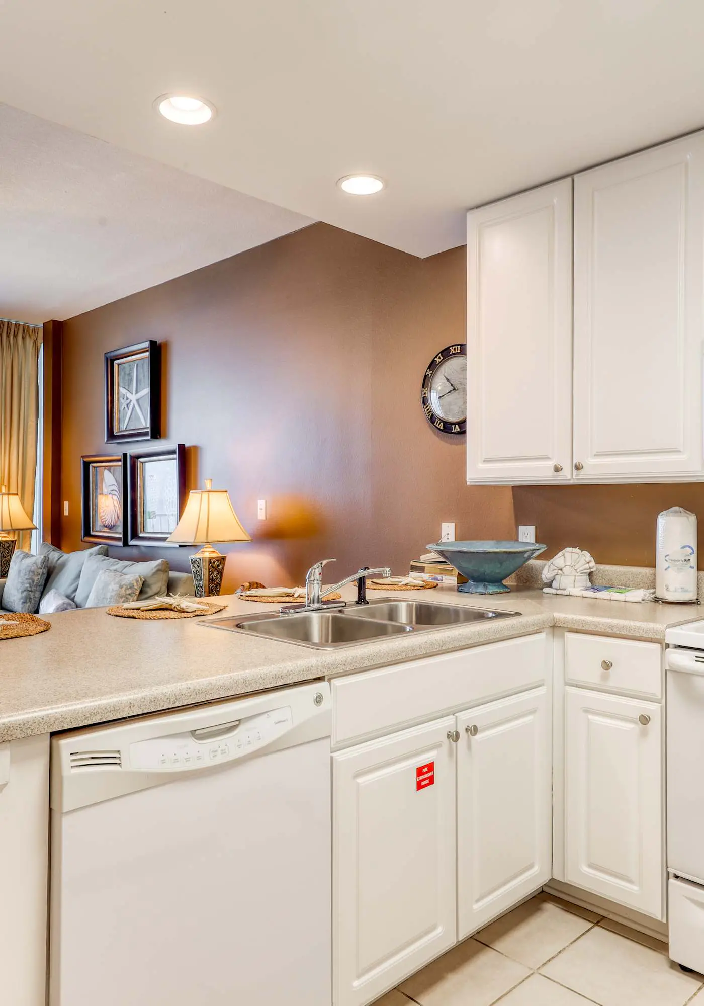 Beachfront condo w/ balcony, indoor & outdoor pools, sauna & hot tubs
