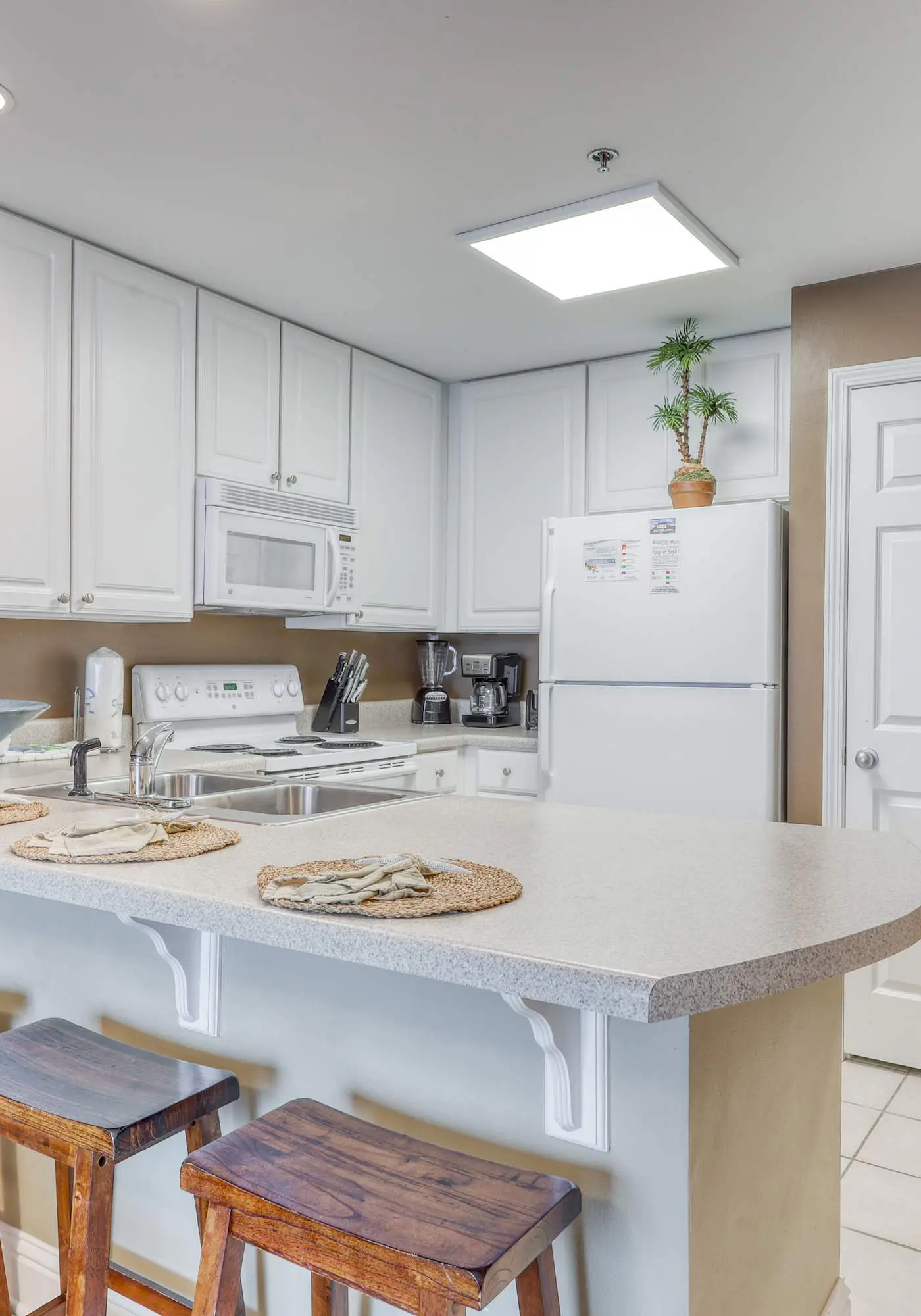 Beachfront condo w/ balcony, indoor & outdoor pools, sauna & hot tubs
