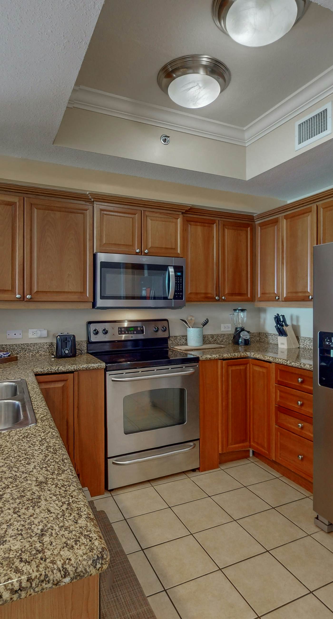 Waterfront condo w/ swim through indoor/outdoor community pools, hot tub & sauna