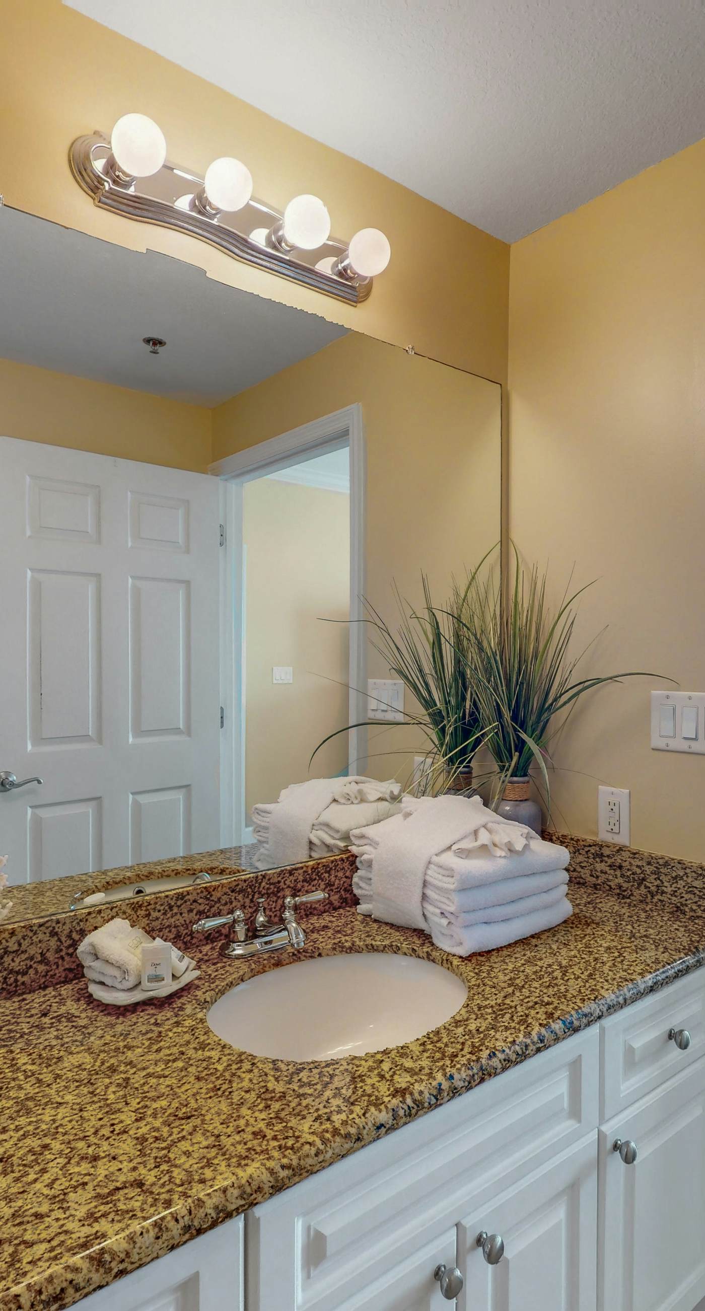 Waterfront condo w/ swim through indoor/outdoor community pools, hot tub & sauna