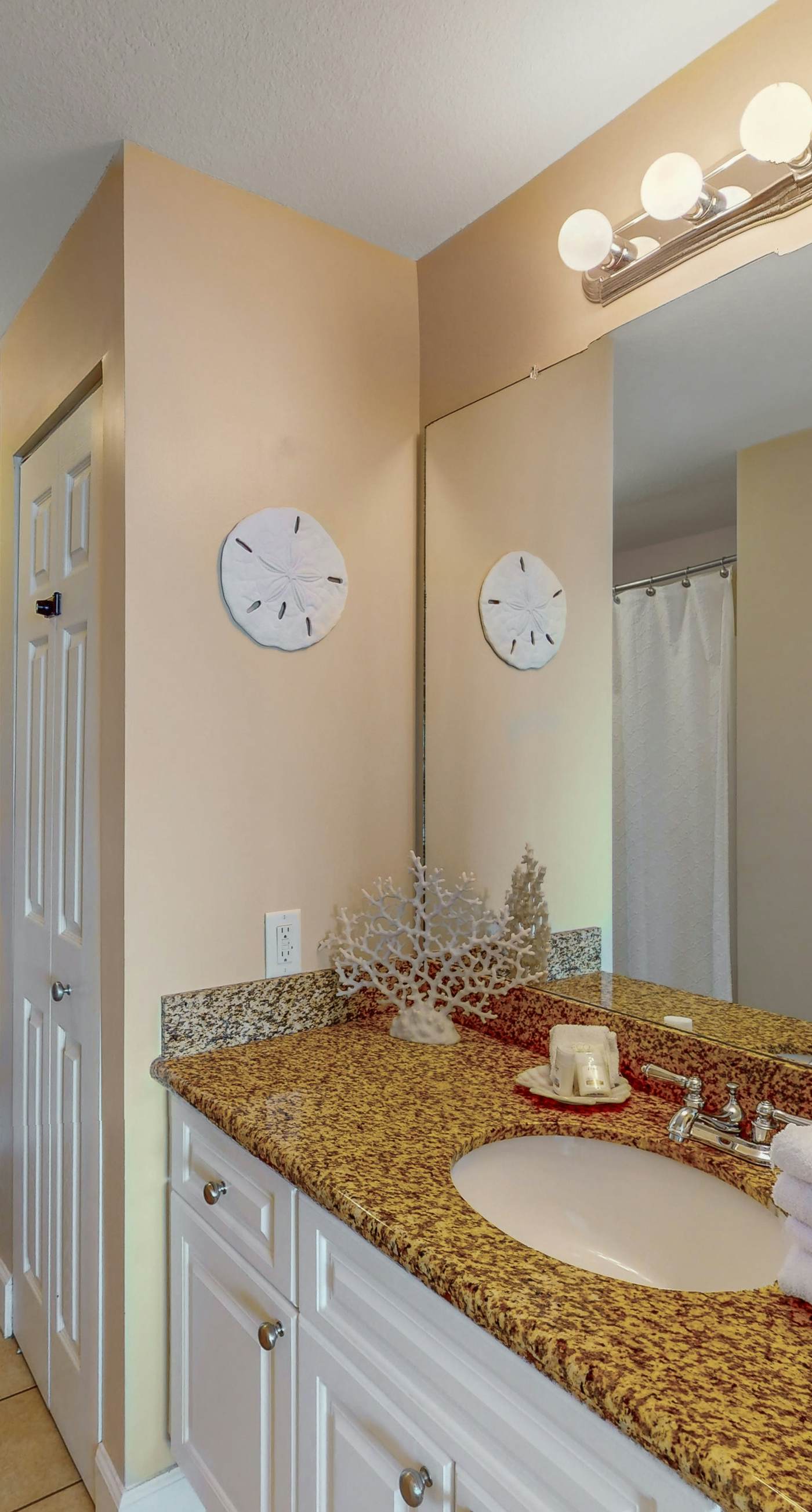 Waterfront condo w/ swim through indoor/outdoor community pools, hot tub & sauna