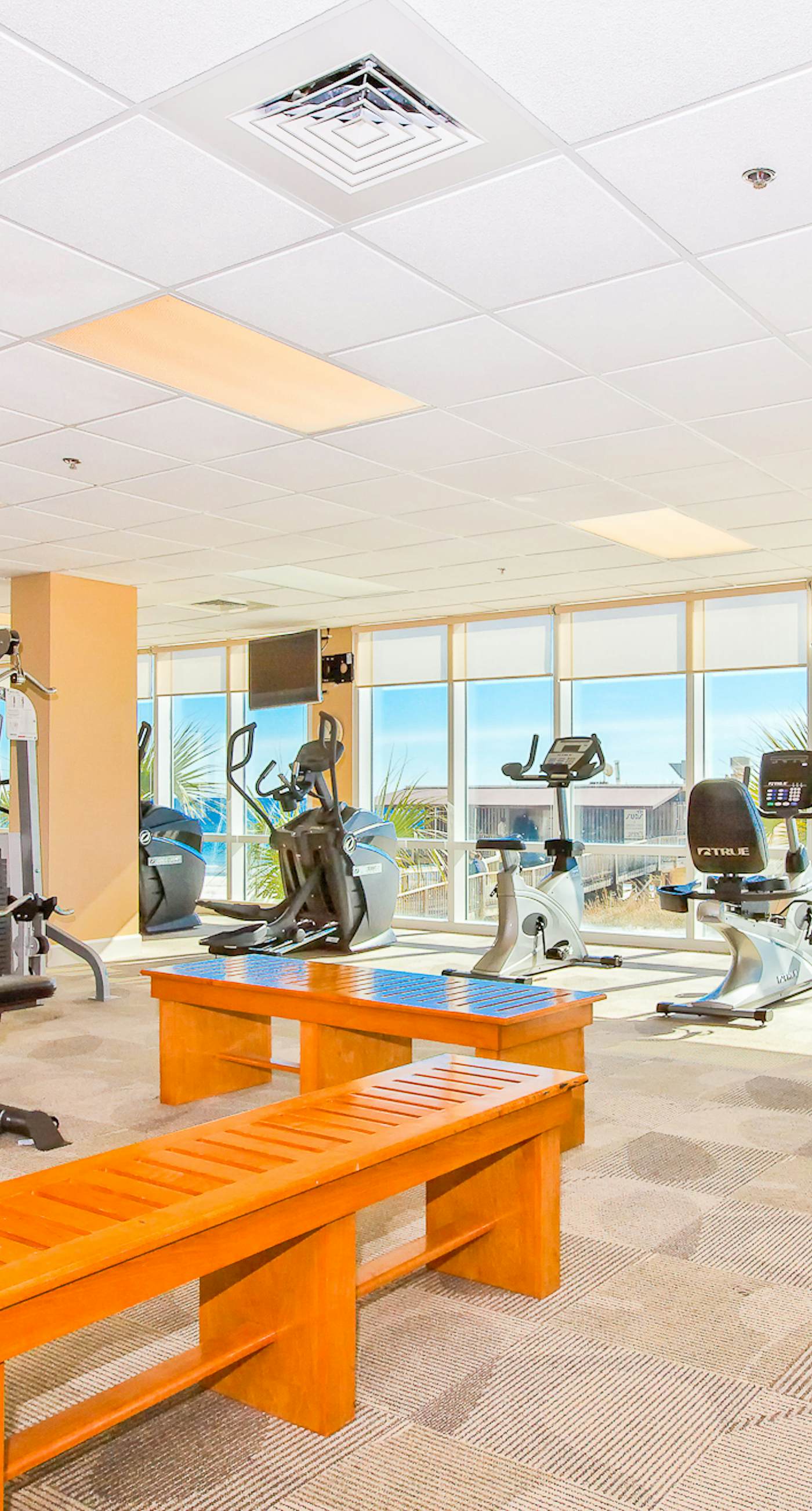 Waterfront condo w/ swim through indoor/outdoor community pools, hot tub & sauna