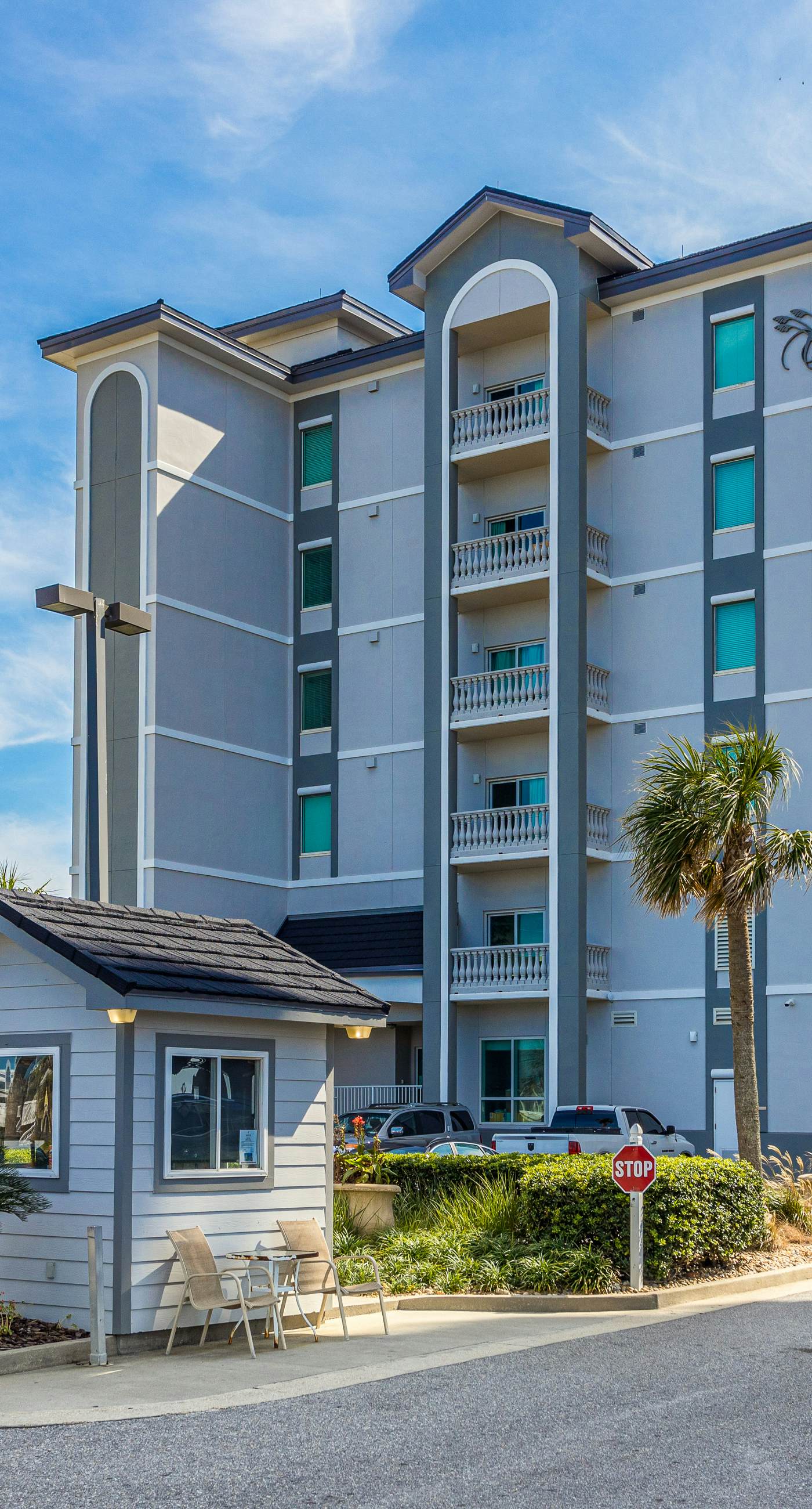 Waterfront condo w/ swim through indoor/outdoor community pools, hot tub & sauna