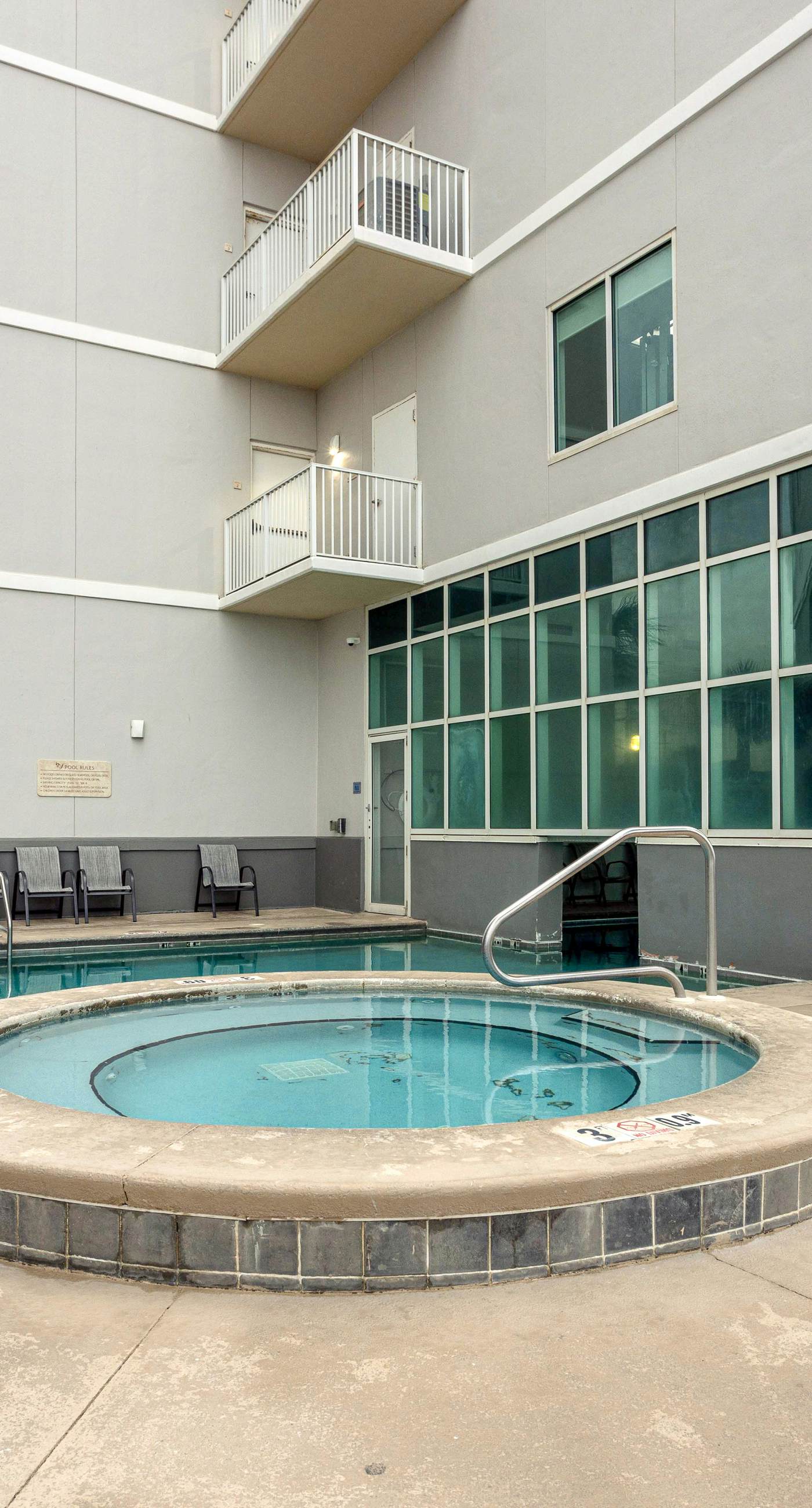 Waterfront condo w/ swim through indoor/outdoor community pools, hot tub & sauna