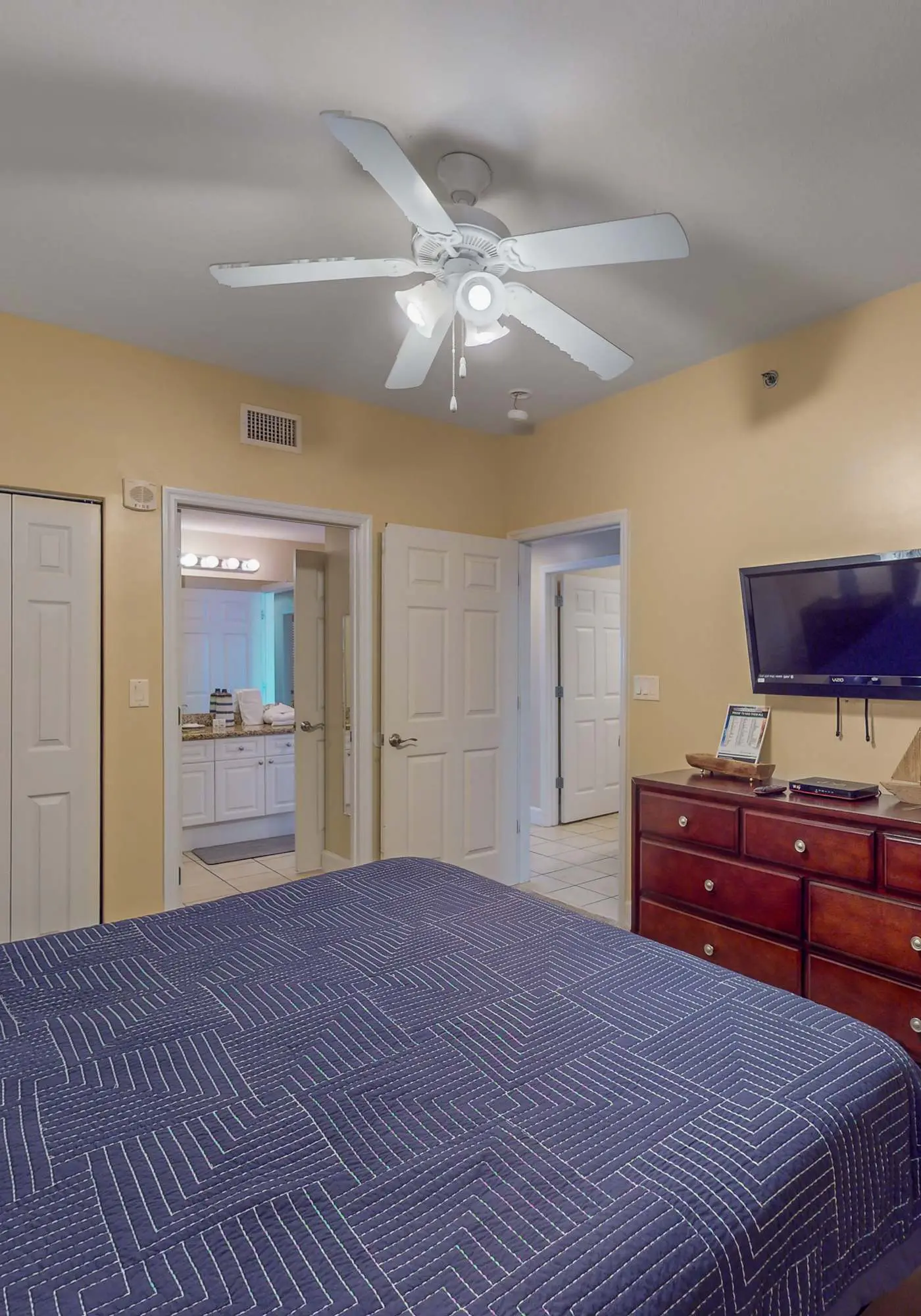 Waterfront condo w/ swim through indoor/outdoor community pools, hot tub & sauna
