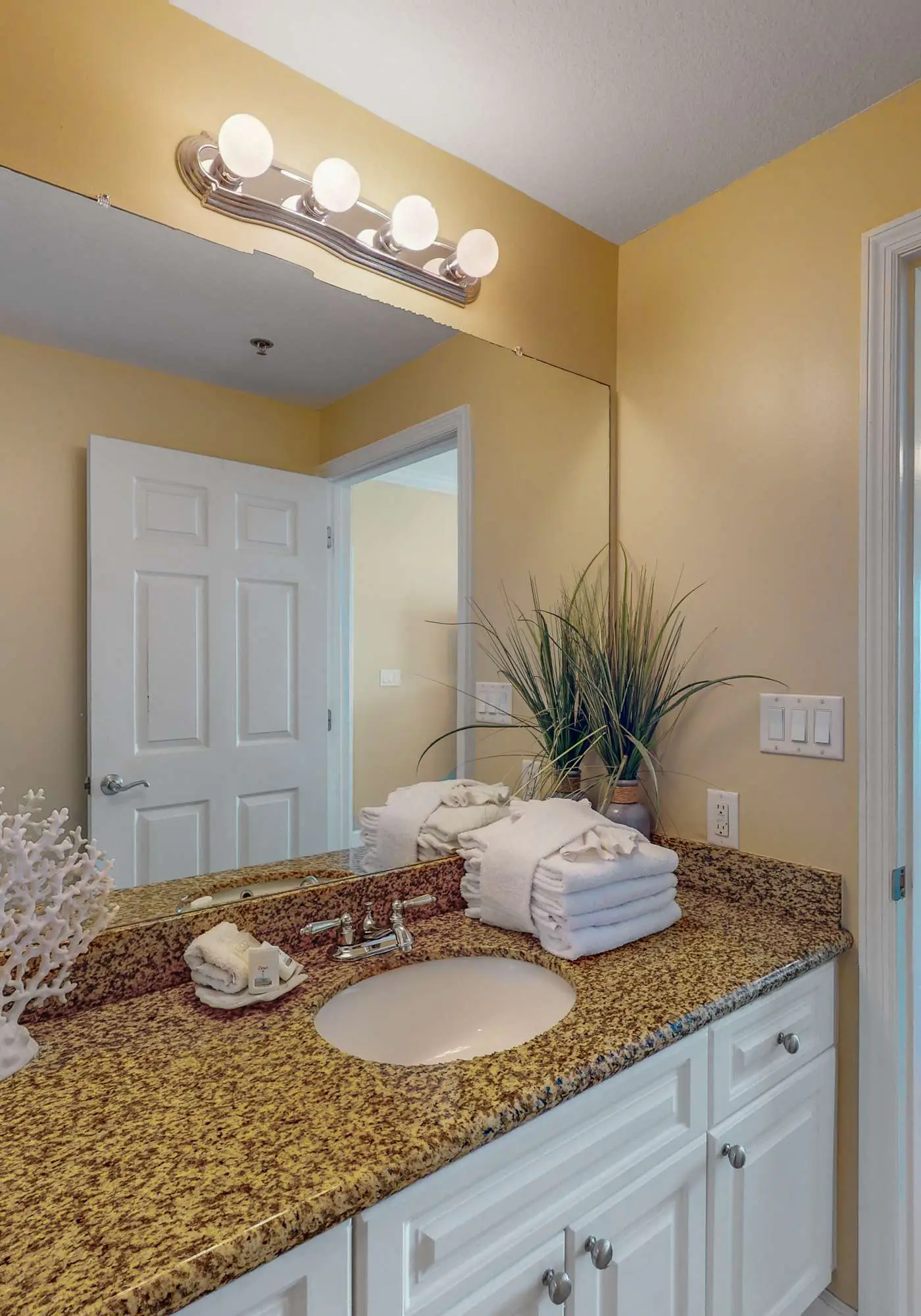 Waterfront condo w/ swim through indoor/outdoor community pools, hot tub & sauna