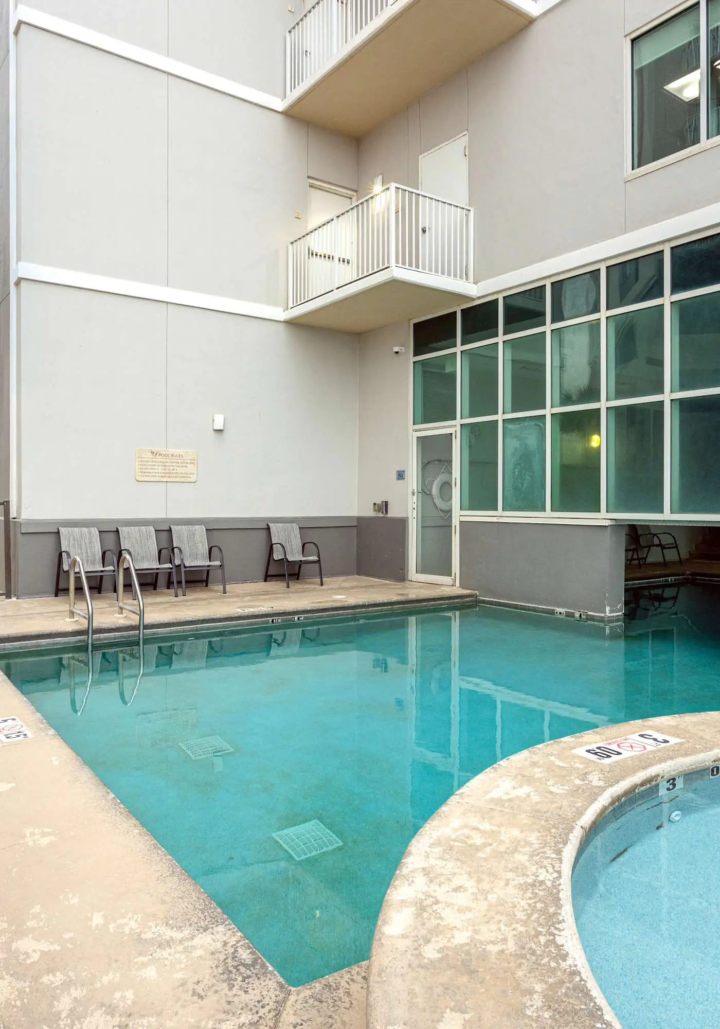 Waterfront condo w/ swim through indoor/outdoor community pools, hot tub & sauna