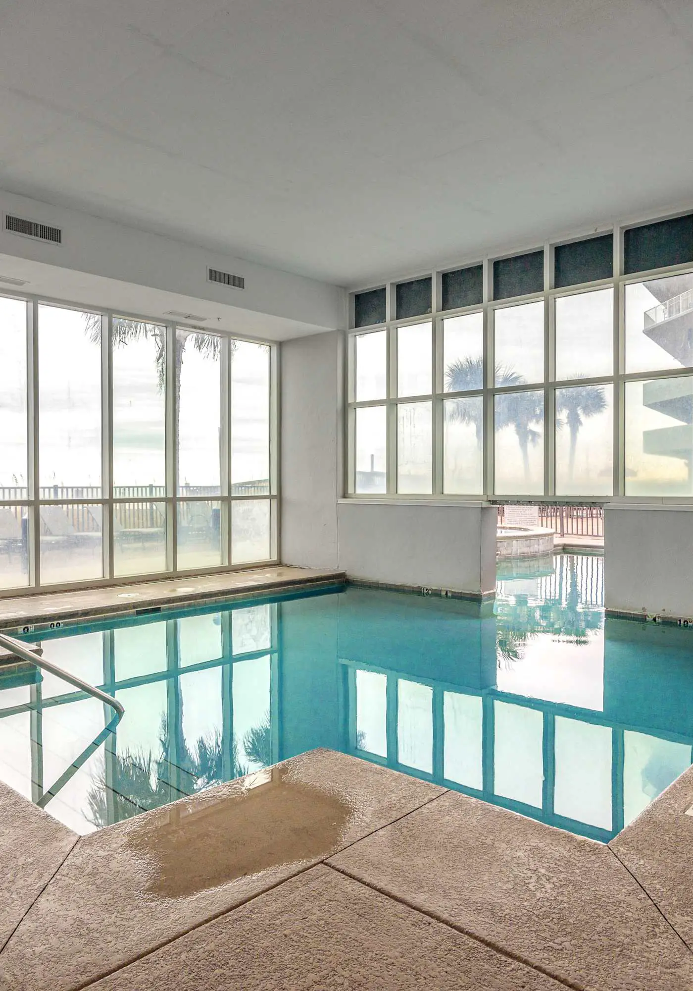 Waterfront condo w/ swim through indoor/outdoor community pools, hot tub & sauna