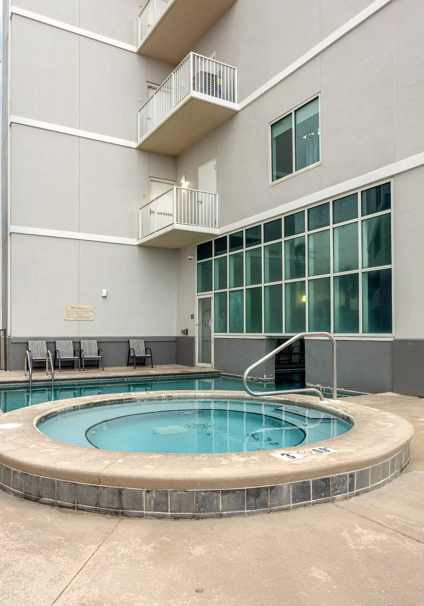 Waterfront condo w/ swim through indoor/outdoor community pools, hot tub & sauna