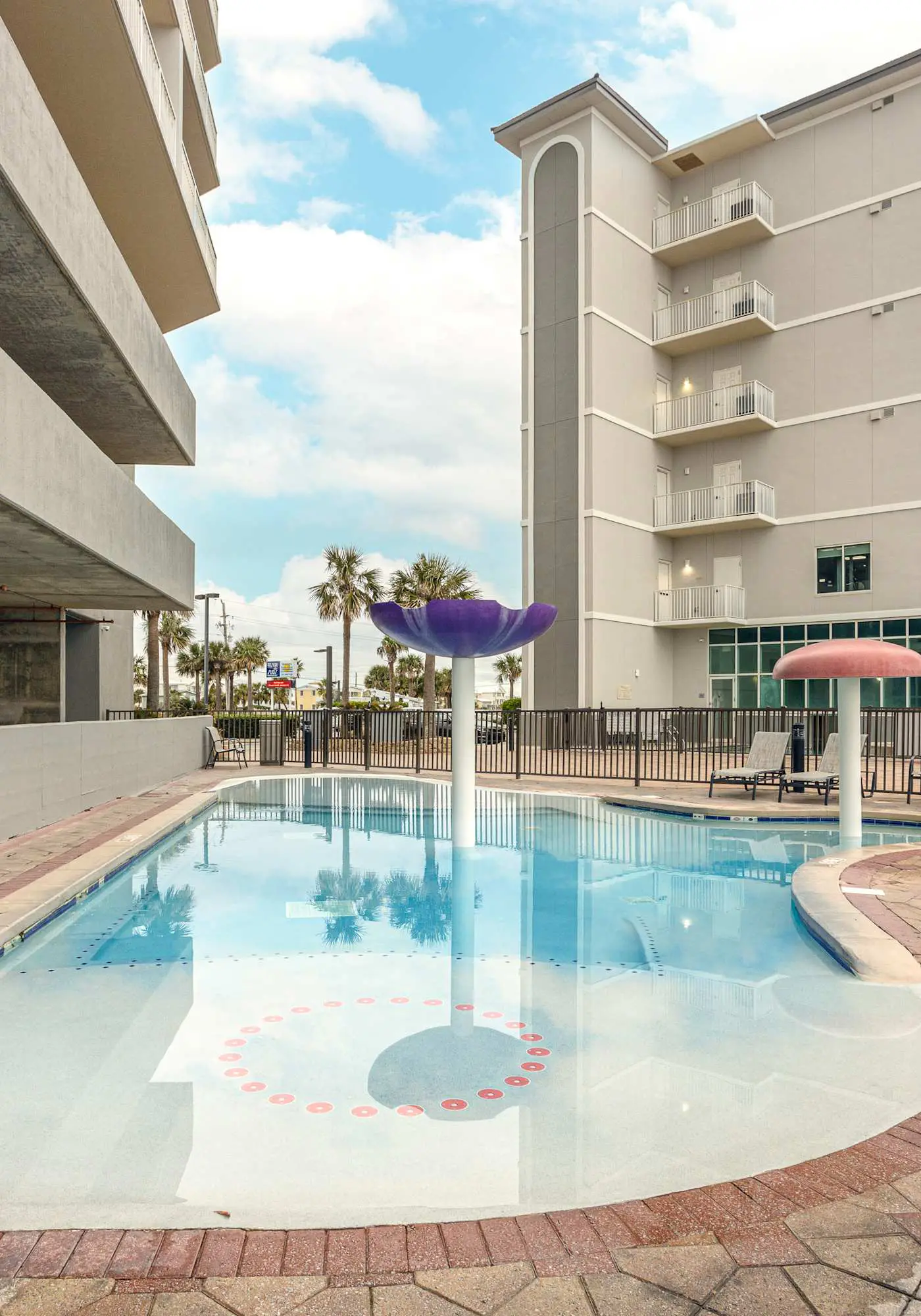 Waterfront condo w/ swim through indoor/outdoor community pools, hot tub & sauna