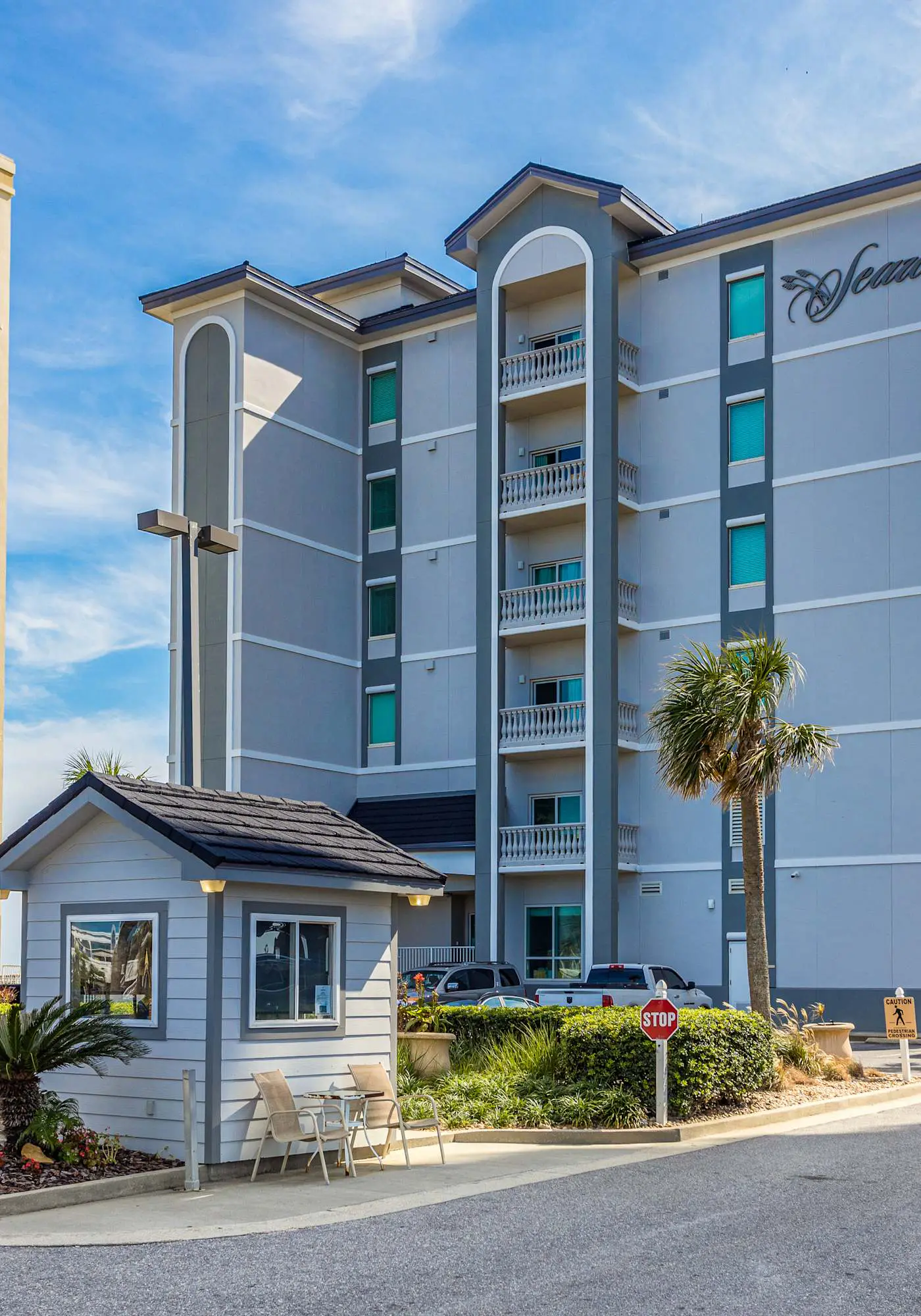 Waterfront condo w/ swim through indoor/outdoor community pools, hot tub & sauna