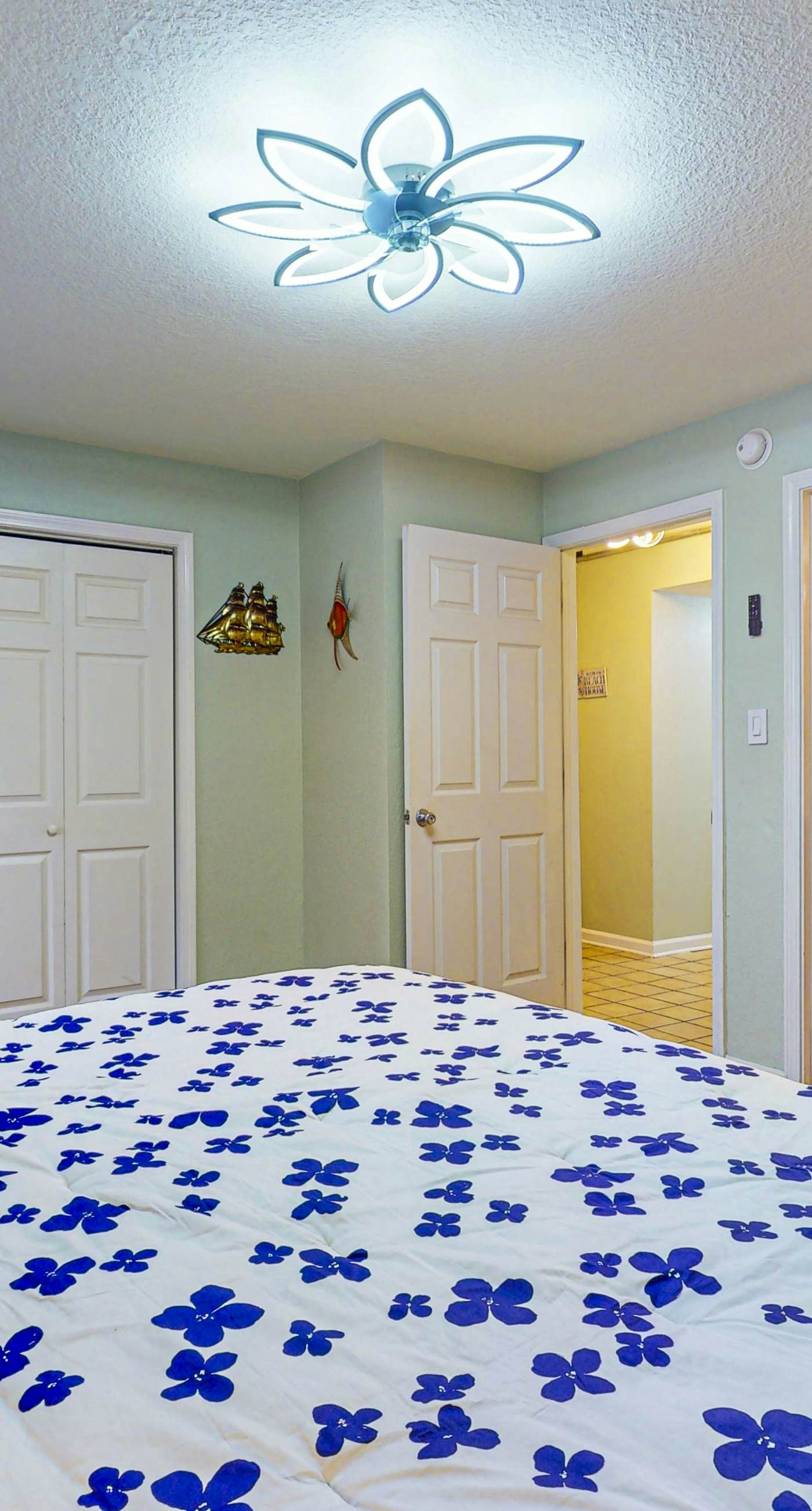 Spacious beachfront condo with outdoor pool & Gulf views