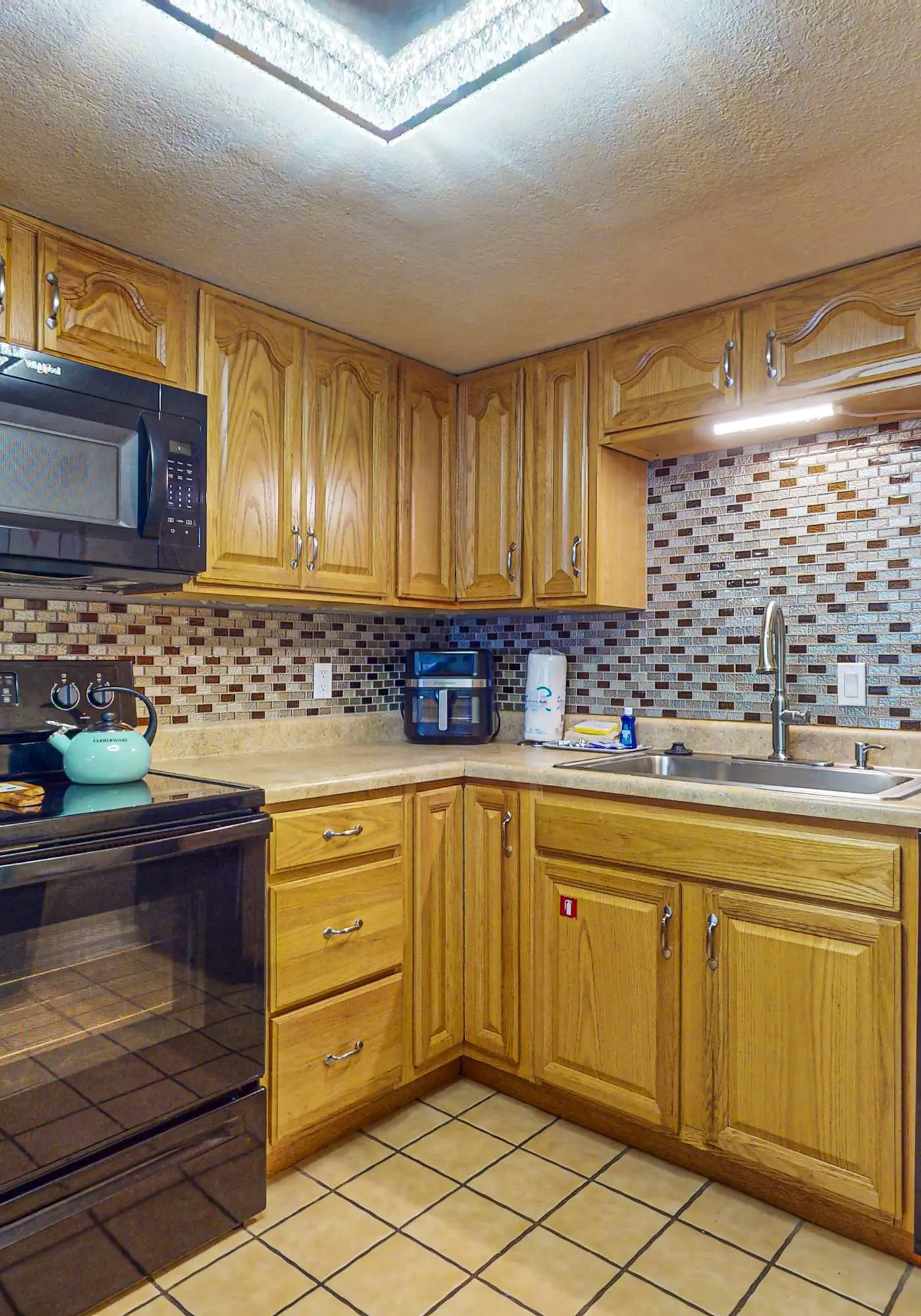 Spacious beachfront condo with outdoor pool & Gulf views