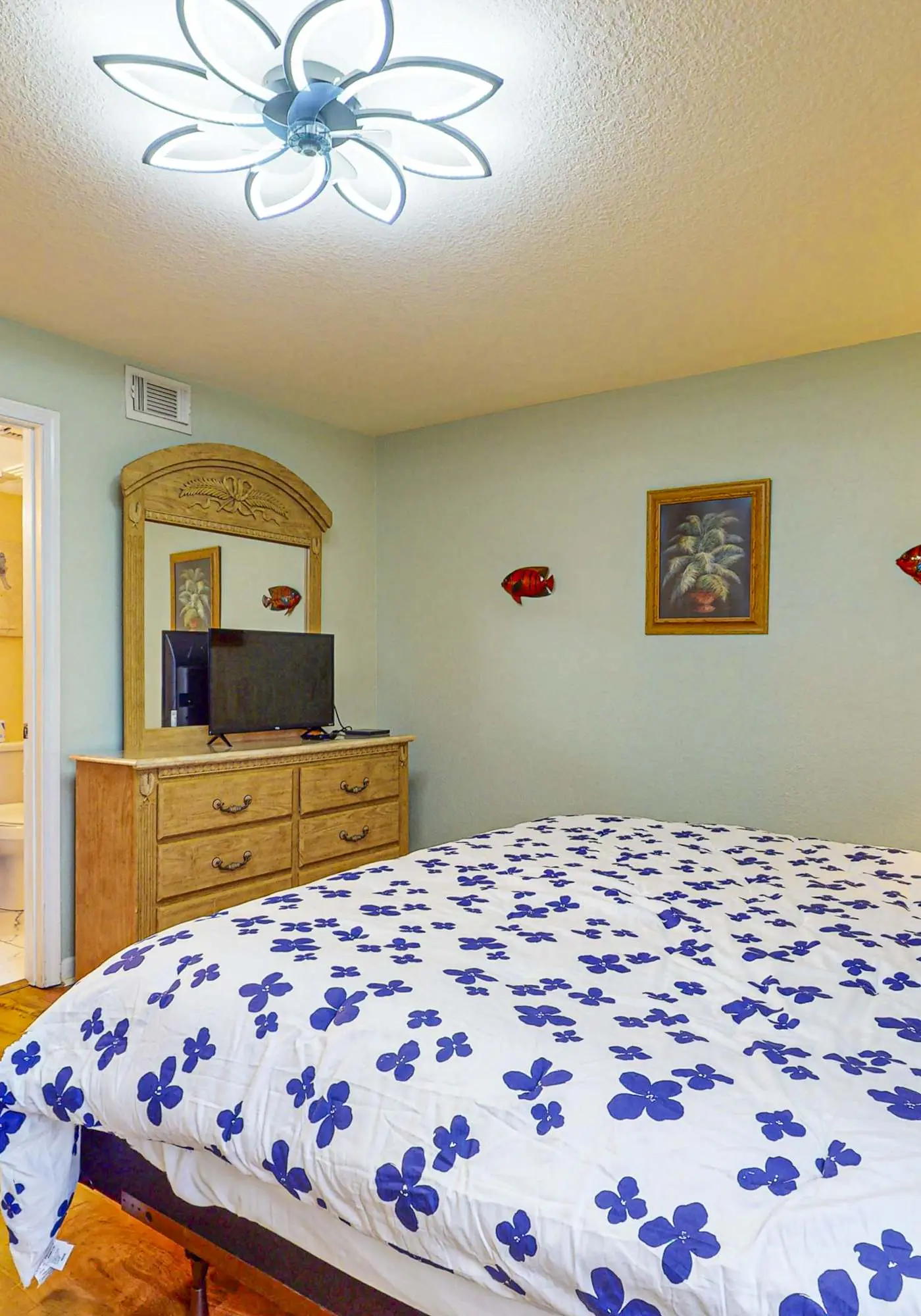 Spacious beachfront condo with outdoor pool & Gulf views