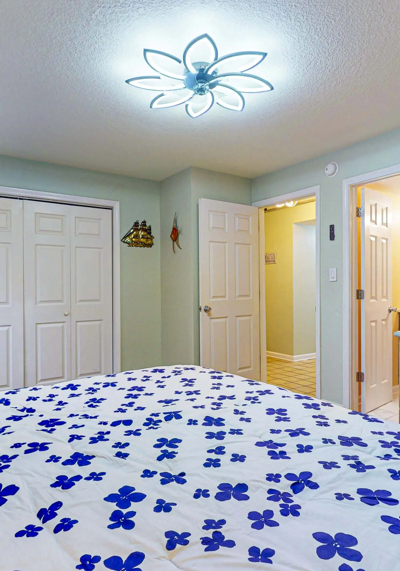 Spacious beachfront condo with outdoor pool & Gulf views