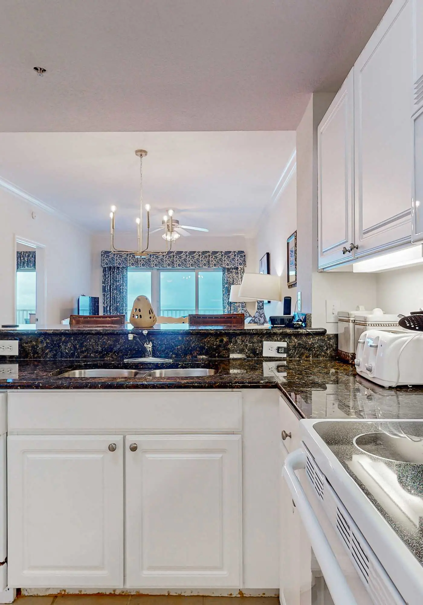 Bright & breezy condo with Gulf view, pools & beach access
