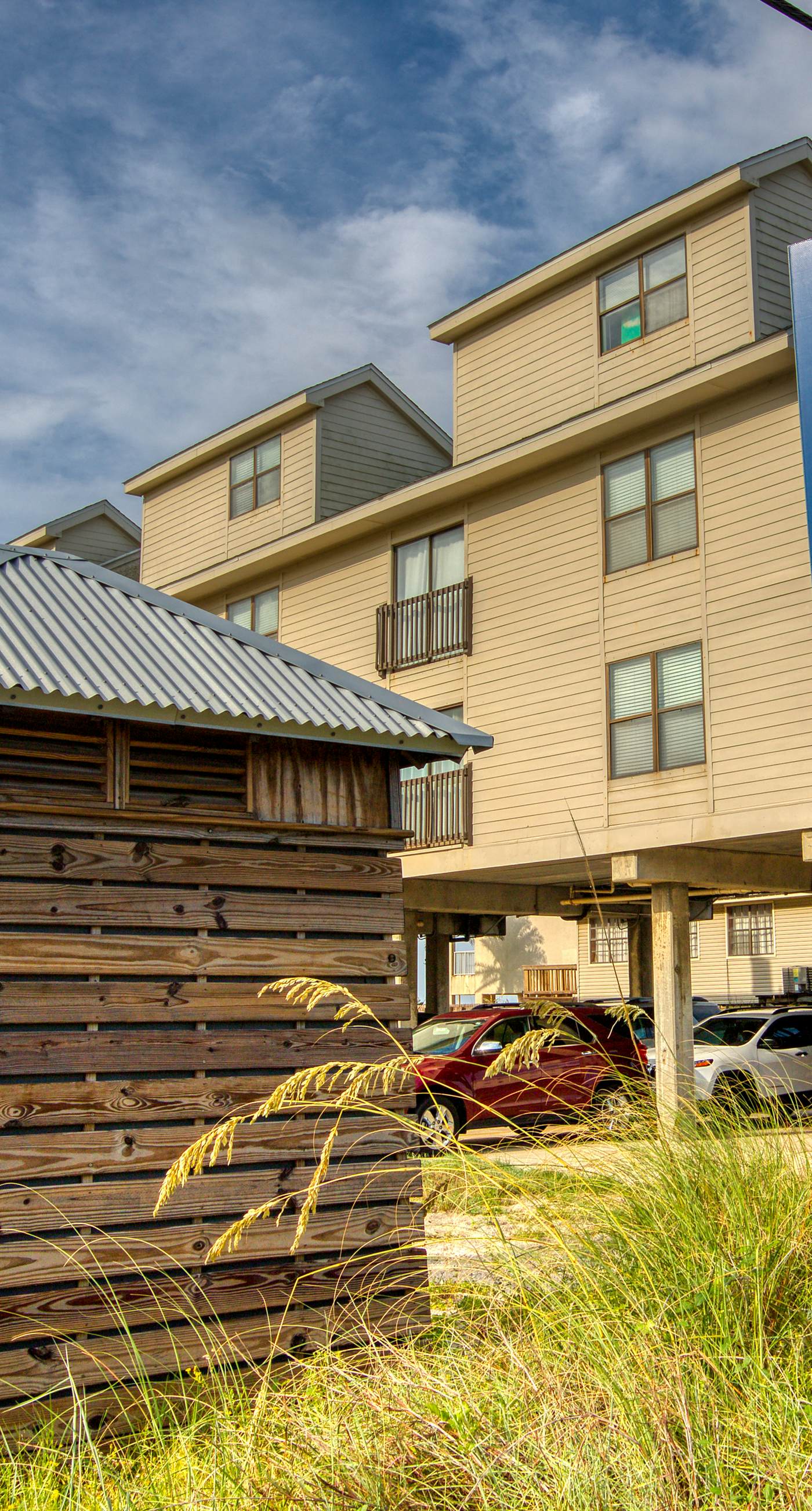 Amazing Condo wFree WiFi, Central AC, Shared Pool, Deck, Water Views