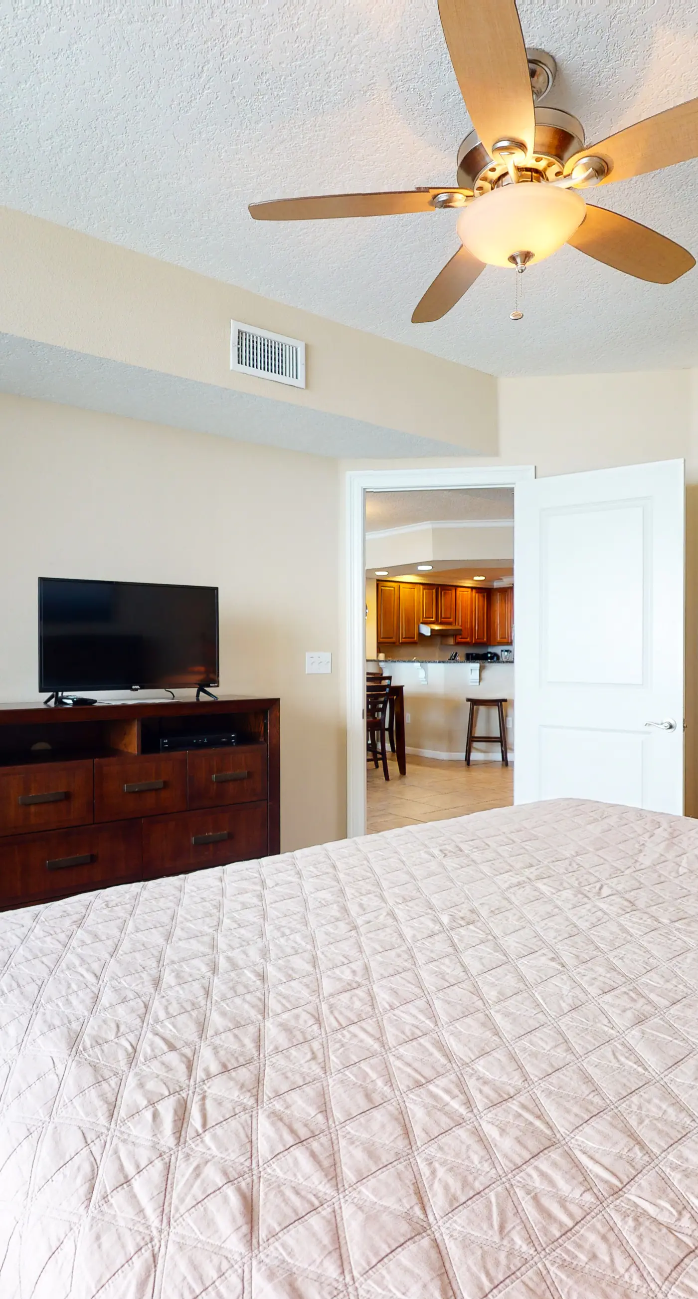 Close to Beach The Colonnades, Stellar Gulf-Front Gem, Pool, Sauna, Gym