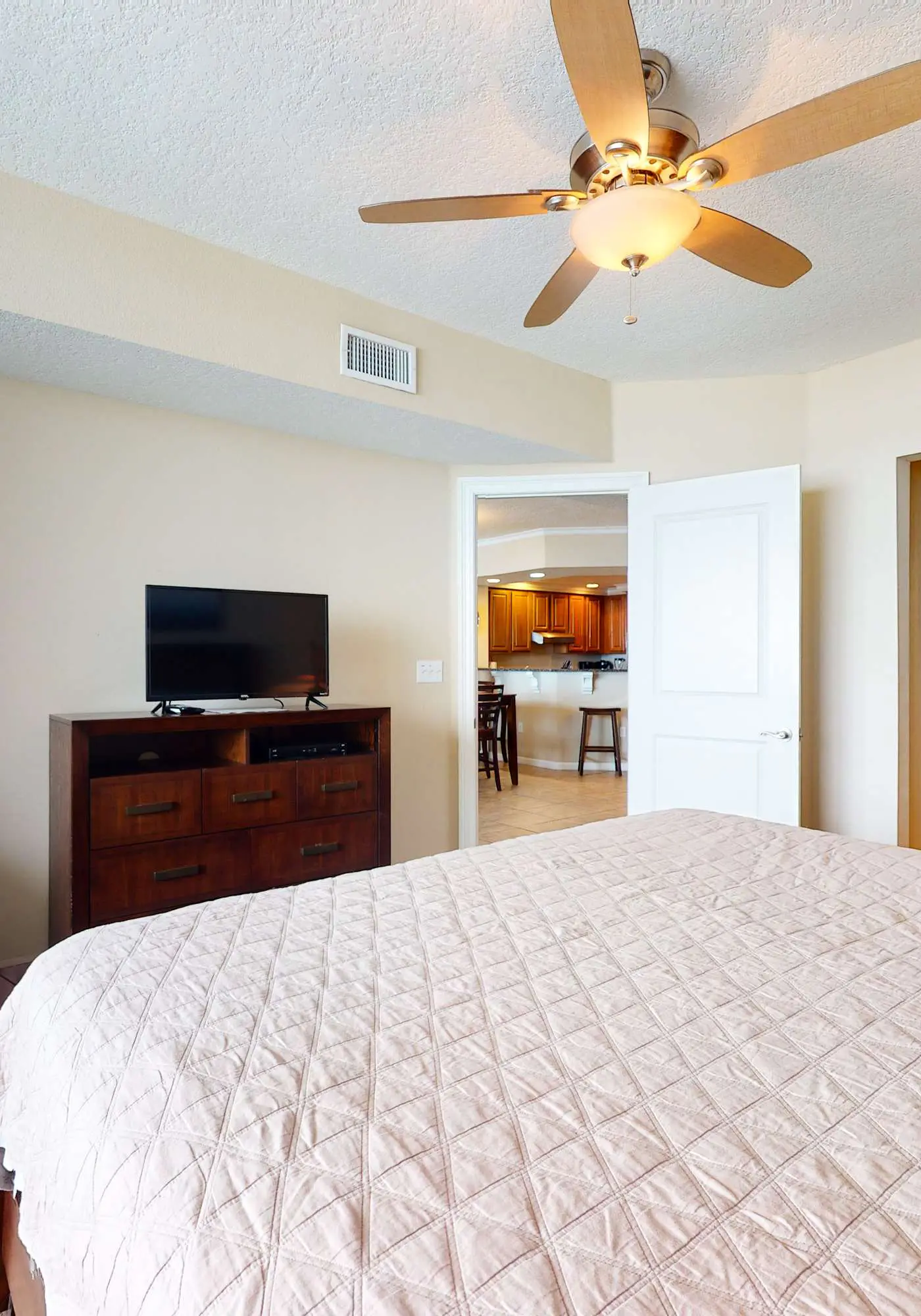 Close to Beach The Colonnades, Stellar Gulf-Front Gem, Pool, Sauna, Gym
