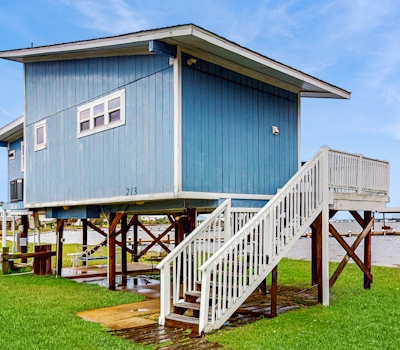 Gorgeous, Raised Home Overlooking Lagoon w/Free WiFi, Central AC - Near Beaches